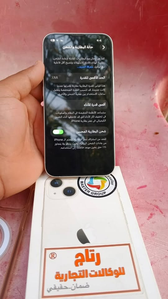 سلام عليكم 
آيفون ١٣عادي 
بطاريه ٨٨مالته الاصليه ما معلايه ولا ملعوب بيه 
جهاز نضيف ومكفول من كلشي مكان بابل سده الهنديه سعره ٥٠٠ وبيه مجال بصيط 
اتصال :***********

نص مكتوب في الصور:
- ٥:٤
- حالة البطارية والشحن
- كما هو الحال مع البطاريات القابلة لإعادة الشحن، بطارية الهاتف قابلة للاستهلاك وتصبح أقل فاعلية مع الوقت. معرفة المزيد...
- ٨٨٪
- الحد الأقصى للقدرة
- هذا قياس لققدرة البطارية مقارنة بقدرتها عندما كانت جديدة. قد تتسبب القدرة المنخفضة بتقليل ساعات الاستخدام بين عملية الشحن والأخرى.
- أقصى قدرة للأداء
- ستساعد الأنظمة المضمنة في النظام والمكونات في تخفيف آثار الأداء التي قد تلاحظها أثناء التقدم الكيميائي في عمر بطارية iPhone.
- شحن البطارية المحسن
- للحد من استنزاف عمر البطارية، يتعلم ال iPhone من عادات الشحن اليومية، بحيث ينتظر ولا يتجاوز ٨٠٪ حتى يحين موعد حاجتك إلى استخدامه.