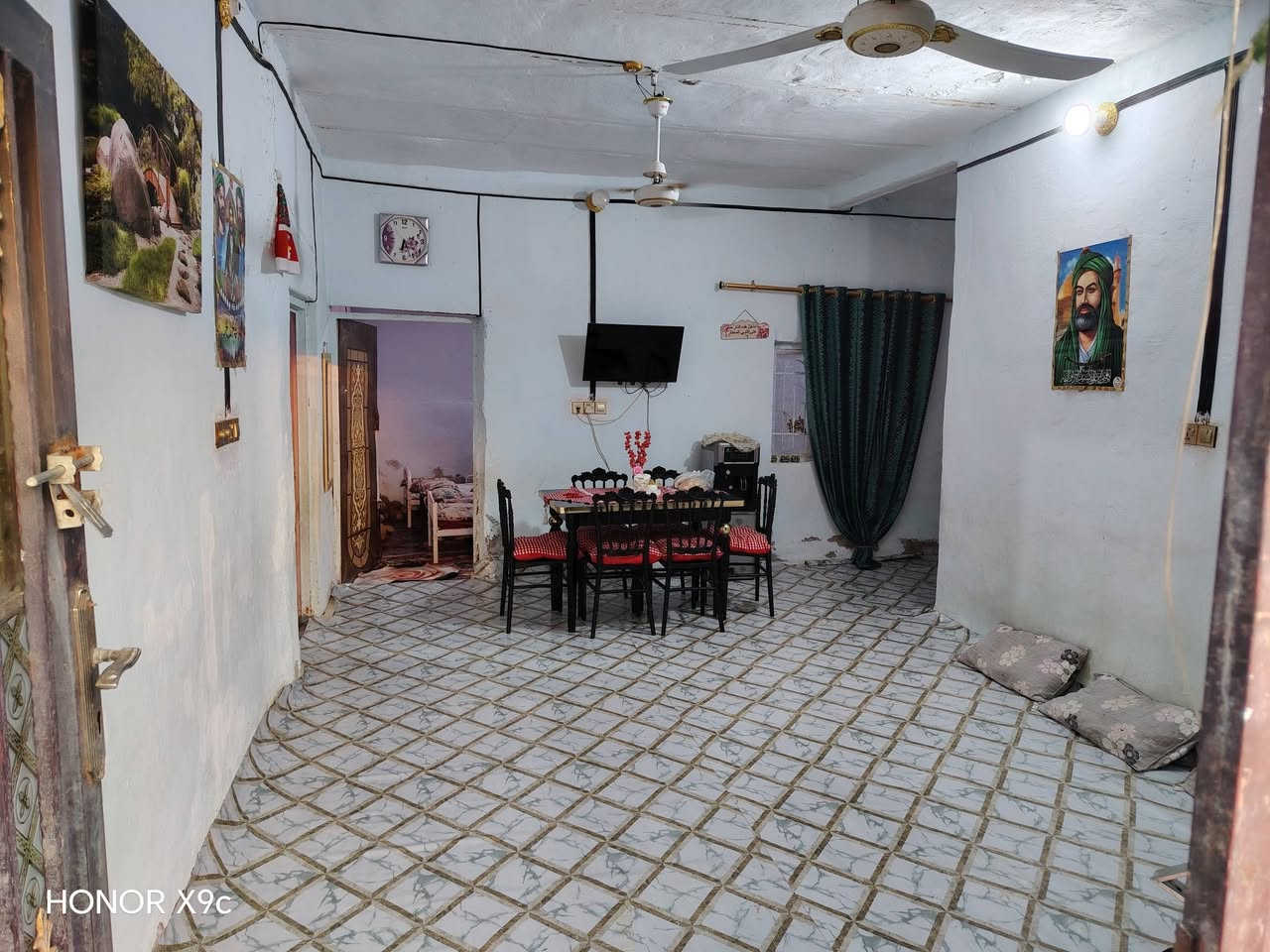 بيت للبيع مساحه 200 متر زراعي غرفتين نوم وصاله ومطبخ وصحيات خارجيه السعر 27 مليون وبي مجال بسيط 
العنوان حي ال طراد قرب قطاع 10

***********

