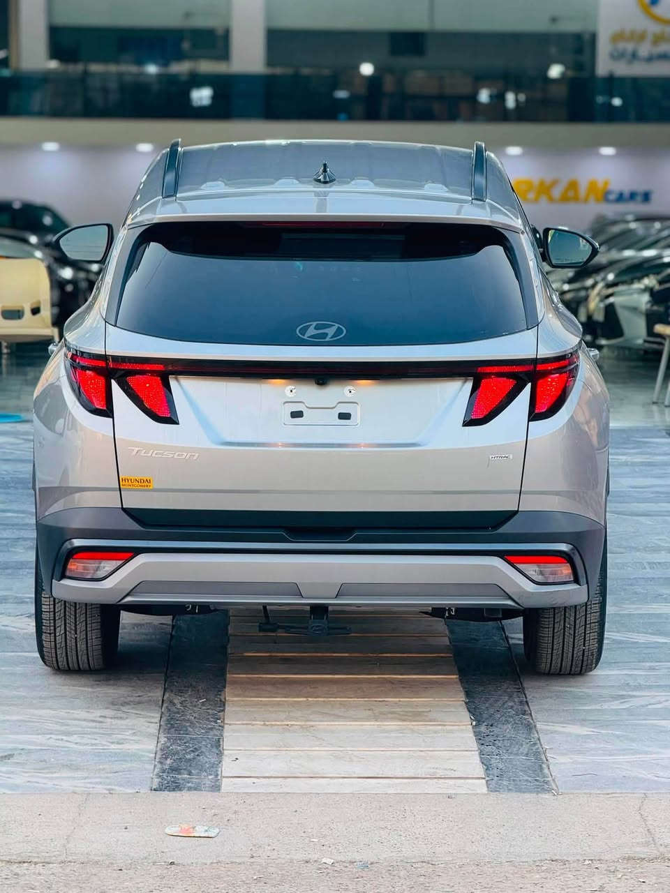 سلام عليكم للبيع فقط — بدون مراوس
🚙 هونداي توسان 2025 وارد أمريكي 🇺🇸

🔹 المواصفات: SEL
🔹 بصمة + تشغيل عن البعد
🔹 شاشة ديجتال
🔹 صندوق كهربائي
🔹 عداد إلكتروني
🔹 3 رادارات وقياده ذاتي
🔹 توقف ذاتي واوتو هولد
🔹 وغيرها هواي من المواصفات ✨

📌 الممشى: 2 ميل فقط
يعني السيارة زيرو جديده جدا.

🛠️ الحادث:
باب خلف السائق بيه صبغ بسيط فقط
✅ بدون  دواخل بدون ايرباك كله بشرط وبيها PDR  موضح بالكامل بالسونار
✅ السيارة نظيفة وكلش حلوة وجديدة
✅ غراض الشركة كاملة وياها

🔧 الحالة:
بجم خلفي كبس
❌ بدون إيرباك**:**
رقم كاتي — يترقم شمالي فقط
📑 السونار + رقم الشاصي مرفقين بالصور

💰 السعر: 215 ورقة
🔸 مجال بسيط

📍 مكان السيارة: ديالى / خانقين
🏢 معرض الحاج أركان ويس

📞 للاستفسار:
***********
