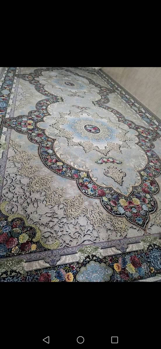 فەرشی کاشان  شەش بە سێ  کاشان عەسڵیە         ڕ.ق *********** ئەگەر موشتەری نیت بێزارمان مەکە
