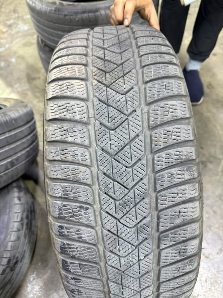 للبيع تخم بيرلي Pirelli اصلي ٤ تايرات رن فلات
قياس 245/45/20
نظيف جداً انتاج ٢٠٢٣ شهر السابع
سعر التخم 400 دولار 
مكاني بغداد العامرية
***********
