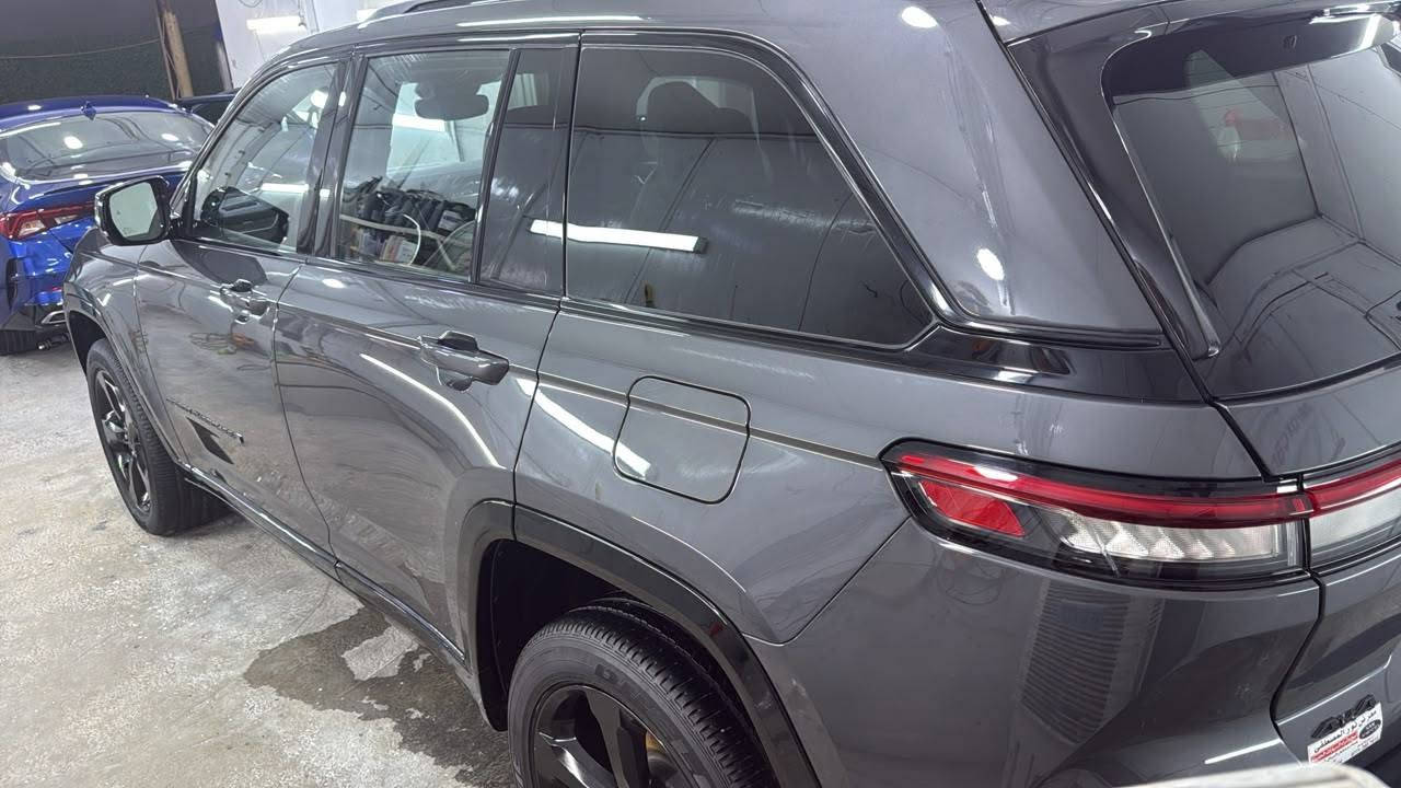 السلام عليكم 
جيب بلاك 2023
فول مواصفات 
293hp . V6. 3.6L : المحرك
الضرر بنيد وباب  
 
المواصفات 
العداد :20 الف 
* 7 راكب
﻿﻿دفع رباعي 4x4 .
﻿﻿رادار امامي مع مانع تصادم .
﻿﻿تحذير الخروج عن المسار .
﻿﻿تحذير النقطة عمياء .
نظام تحذير عند التقاطعات.
* شاحن موبايل وايرلس.
* ويل قياس 20 انج .
* لوحة القيادة بقياس 12 أنج.
* كير شفتر بالستيرن .
* كاميرا خلفية.
*شاشة متوسطة 8.1 أنج
* المصابيح الأمامية زنون .
* كشافات الضباب زنون،
* دخول ذكي.
الصندوق الخلفي كهربائي .
﻿﻿فرش المقصورة الداخلية من الجلد والشاموا .
﻿﻿مقعد السائق كهربائي .
﻿﻿المقاعد الأمامية تدفئة .
﻿﻿حساسات خلفية .
﻿﻿مكيف خلفي .
﻿﻿تدفئة مقود القيادة .
﻿﻿مانع تصادم خلفي .
﻿﻿بلوتوث تلفون .
رقم بغداد دولي باسمي تحويل مباشرة 
السعر 265 ورقه وبيها مجال 
اي استفسار 
*********** ابو امير 
مكان بغداد البياع

نص مكتوب في الصور:
- 1 / 12
- bid.cars