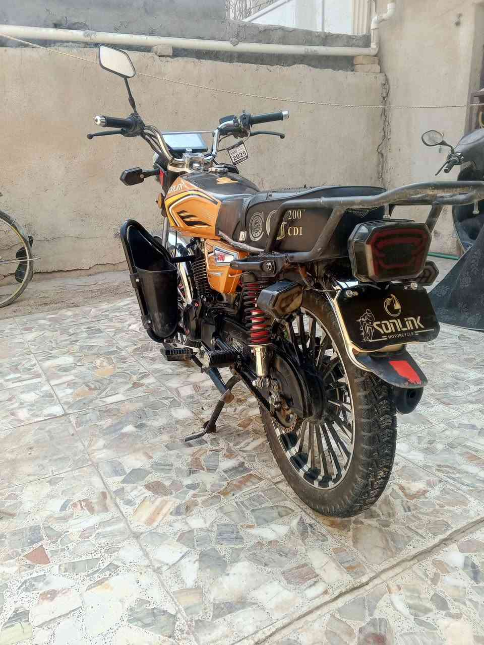 🏍️ للبيع دراجة سونك موديل 2025 
دراجة سونك 200cc موديل 2025، نظيفة ومرتبة وحالتها جيدة جداً، مثل ما واضح بالصور  واوراق منفيس كارتون موجوده ومكاتبه شراء موجوده ومكفوله ✨

🔸 موديل: 2025
🔸 المحرك: 200cc
🔸 تشغيل وأداء جيد
تخم تايرات جديد قبل شهر شديتهن 
🔸 الدراجة جاهزة للاستخدام
الدراجه فقط بيها ملاحظات 
المازده طاكه من جهة وحده بس طبيعي تشتغل عالي ناصي اشاره وميحتاج تبدلها 
والكير مال نمره الي يرجع طاك بس ميحتاج تبديل لان نمره سهله وطبيعي وتبديلها ميكلف ١٠ بس 
والدراجة مبدل الها كازكيت فقط كازكيت فقط 

💰 السعر: [650 الف] وبيها مجال للشراي 

📍 الموقع: سبع البور – ال4000
📞 للتواصل: [***********]
