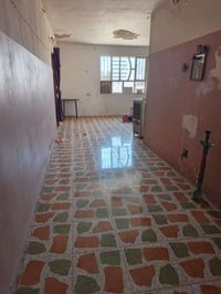 للايجار شقه طابق ثالث الشعب التجار قرب اعداديه بلقيس بيه استقبال ومطبخ...
