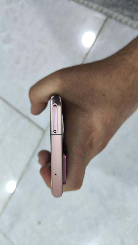 للبيع كلكسي note 20 ultra  نسخة امريكية مبدل شاشة عادية تجي بيهة حواف سودة  ذاكرة 256 فقط جهاز وكفر الجهاز نظيف واذا تريد صور اكثر تعال خاص مكاني بغداد بغداد, العراق

