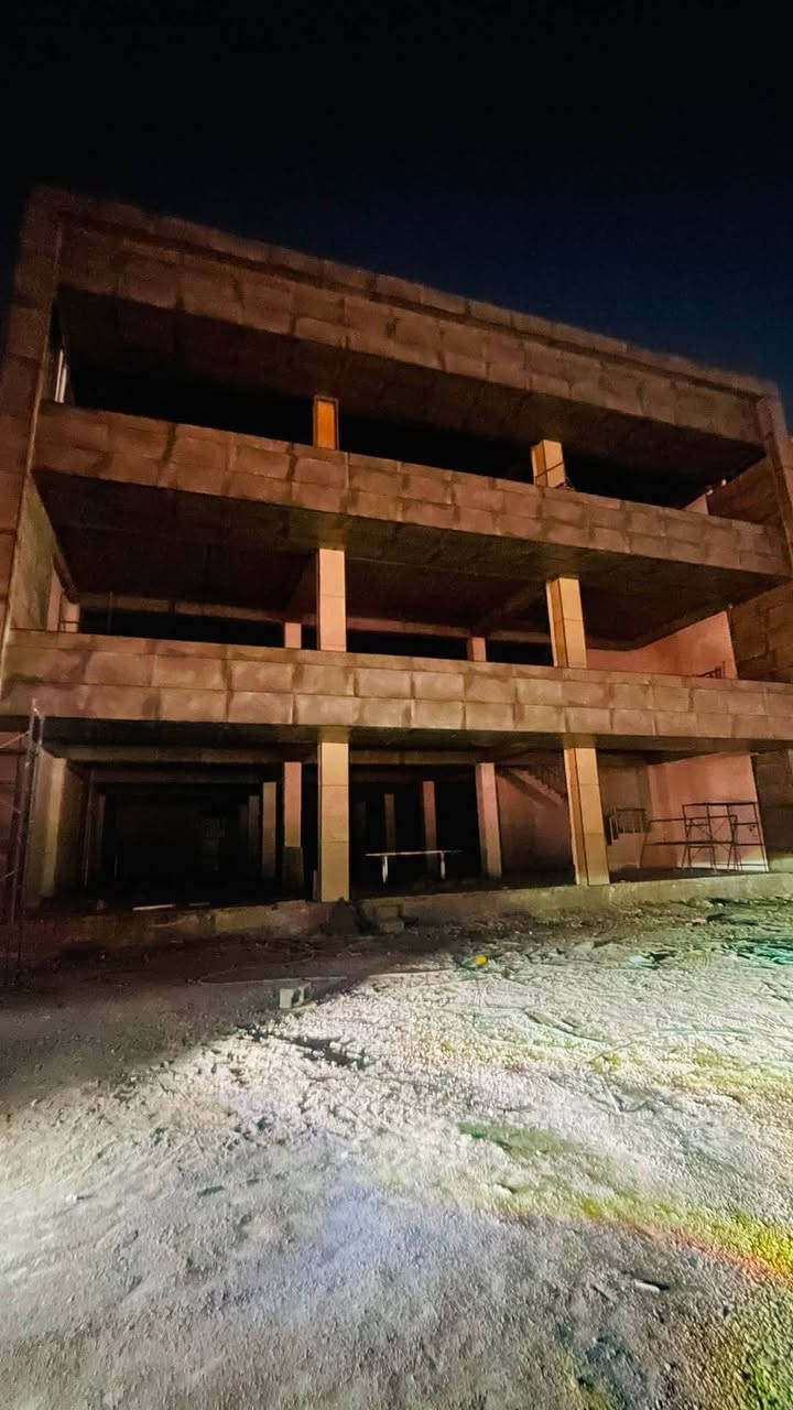 عماره  للبيع يم ليالي دجله مساحه 700 م واجهه 22 نزال 32 استثمار 40 سنه بناية كامله
3 طوابق مع سرداب على طول البنايه جاهزه 
الاستفسار *********** او ***********
