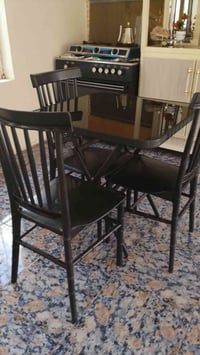 من رخصة الادمن عندي ميز واربع كراسي للبيع بغداد 07738374251