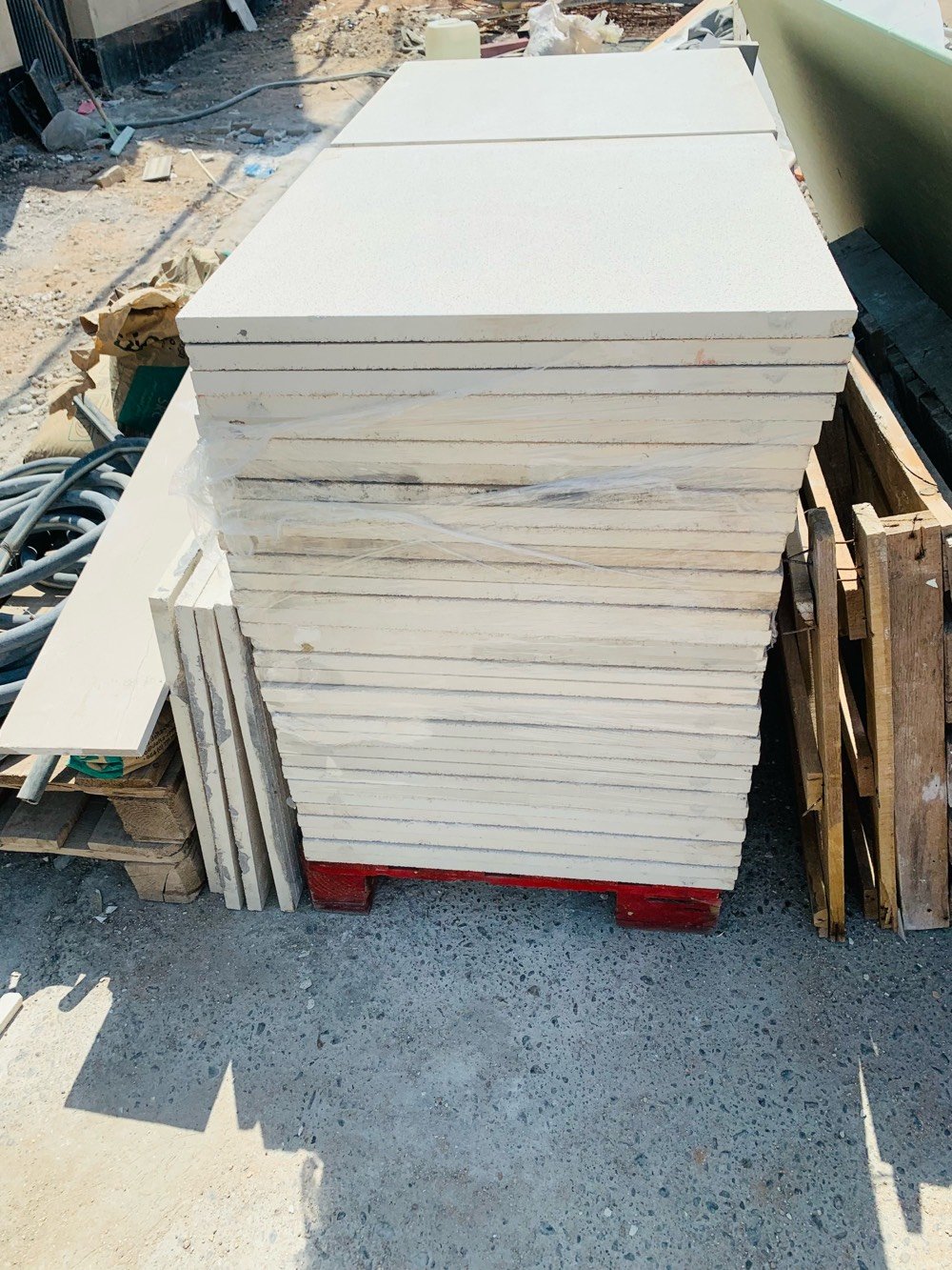 للبيع كاشي 60×60
عندي 25 متر كاشي النوع:دهوك
 الشركة: روما
 الكاشي زايد عندي عن الحاجة وأريد أبيعه
 اللي يريد يجي يشوفه