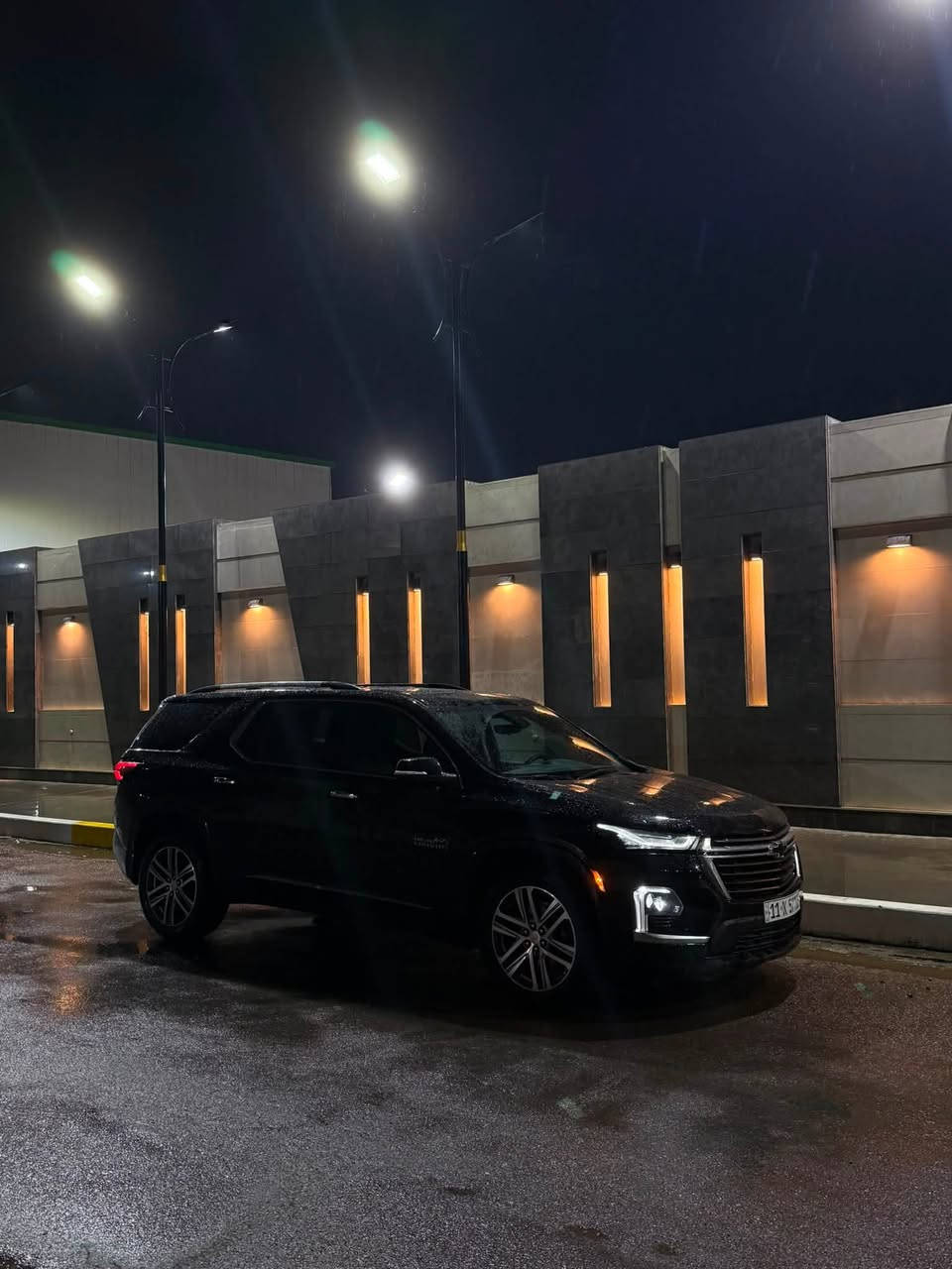 🚗 شيفروليه ترافرس 2023 – High Country (أعلى فئة) 🚗
✨ اللون: أسود ملوكي
✨ العداد: 46,500 كم (قابل للزيادة)
✨ المحرك: V6 3.6L قوة وأداء ممتاز
✨ الرقم: بغداد (باسم المالك)
📌 أبرز المواصفات:

 السعة والمقصورة: 7 راكب مقاعد vip منفصلة، مع تبريد وتدفئة للمقاعد الأمامية وتدفئة للخلفية.

 تكنولوجيا وأمان: كاميرات 360° محيطية، كاميرا وسطية بالمرآة، حساسات كاملة، ومستشعر مقعد السائق.

 رفاهية وعملية: صندوق ذكي (بصمة قدم)، قاصة سرية خلف الشاشة، خزن ذاكرة للمقاعد، وتدفئة مقود.

🛠️ الحالة والجاهزية:
وارد أمريكي (الحادث موضح بالصور)، تصليح ممتاز جداً، حدادية كاملة وجاهزية ممتازة بدون مصاريف.

📞 للتواصل والاستفسار عن السعر:
واتساب: ***********
