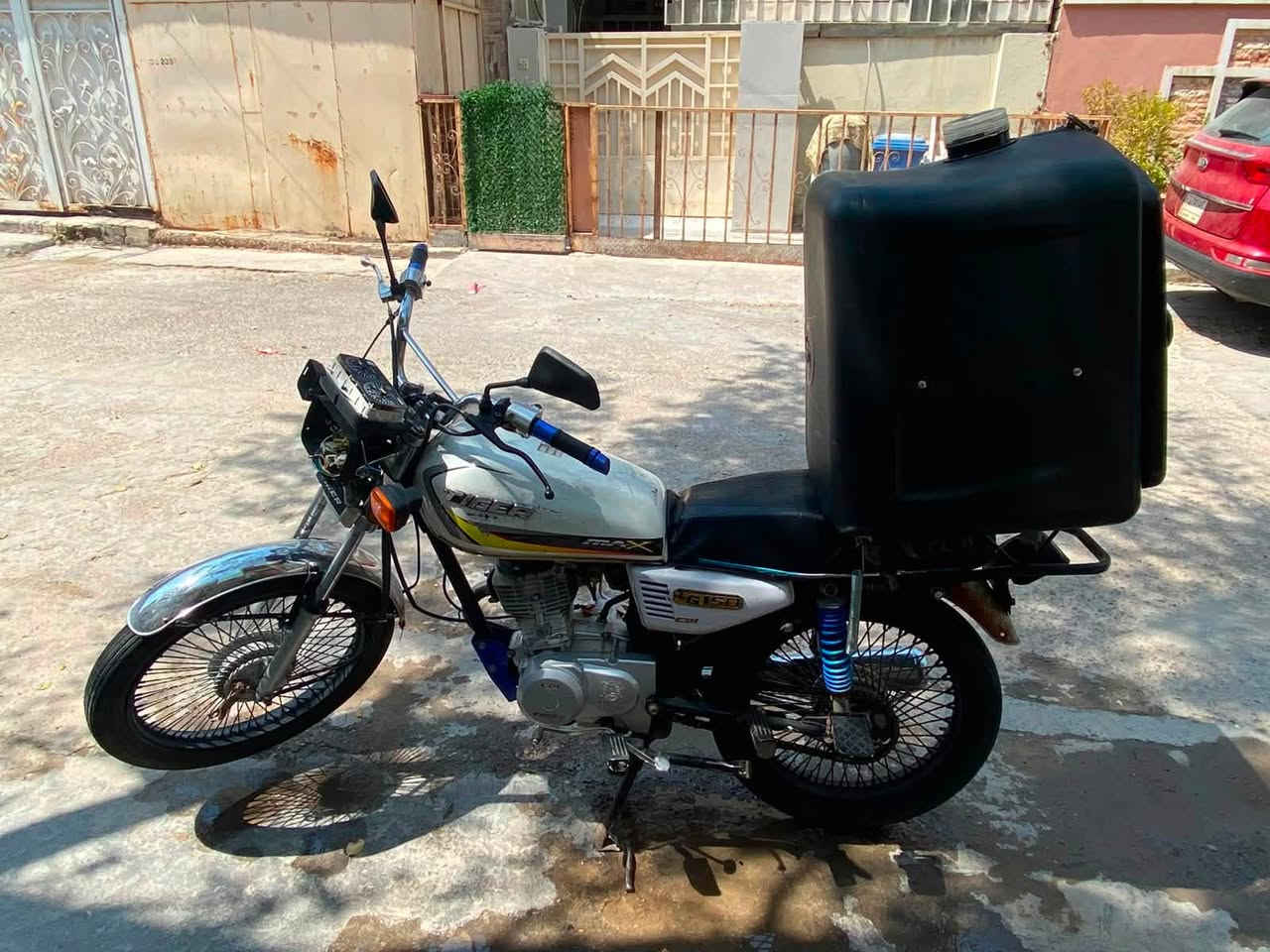 مابيها اوراق
دراجه الي ياخذها مرتاح  لا عطلات لا شي هندر واحد تشتغل اربعه كير 
برغي ممفتوح بيها 
فقط يرادلها ترتيب خارجي كهربائيات ربط فقط 
500 وبيها مجال حك الجيه
***********
