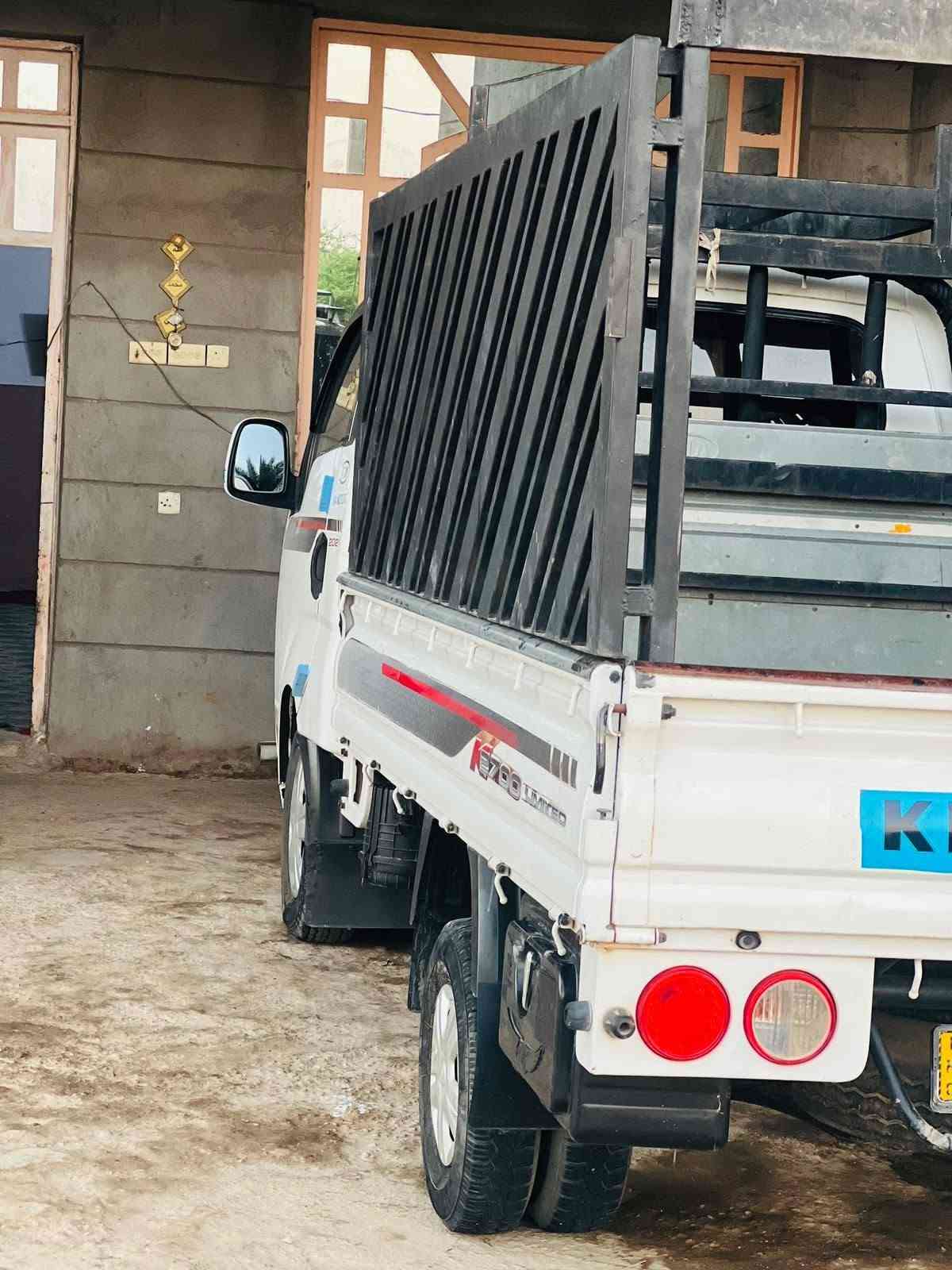 كيه ٢٠١٩ بيها باب السايق بدل وشويه صبغات بل مصطره محرك وكير مكفوله رقم واسط انكليزي بسامينه محجره تخم تاير جاهزه السعر ١٠٧ وبيها مجال لشراي مكان السياره واسط صويره ***********
