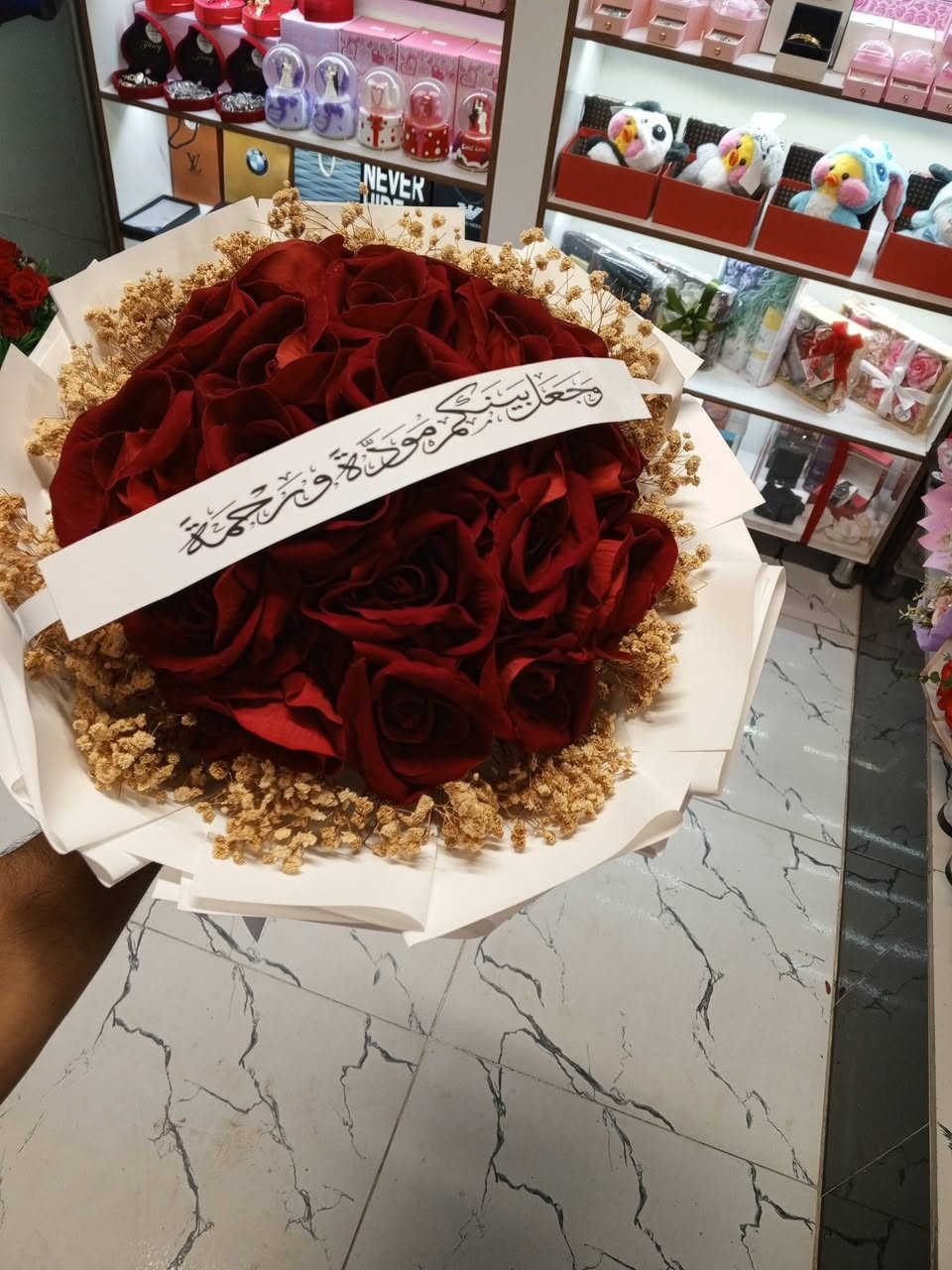 شغلنا باقات ورد خطوبة ❤️
بسعر ٢٥ ألف مع شريط العبارة  ❤️
ومتوفر باسعار مناسبة 🫰 
متوفر باقات ورد و عطور و  هدايا لكل المناسبات❤️
هدايا رويال 🩷 
موقعنا الطارمية / شارع الشهداء/ مجاور ازياء برعي 
***********
