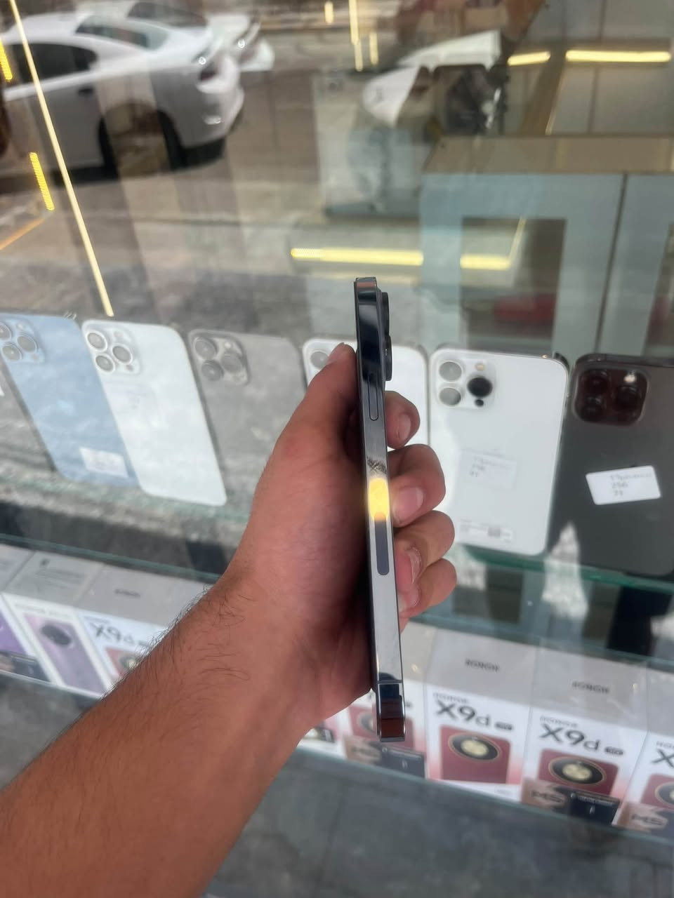 سلام عليكم آيفون للبيع 13برو ماكس سعر750 وبي مجال شي قليل مكان تكريت الجمعيه تواصل *********** تصال واتساب***********

نص مكتوب في الصور:
- ١٢:٣٧
- حالة البطارية والشحن
- كما هو الحال مع البطاريات القابلة لإعادة الشحن، بطارية الهاتف قابلة للاستهلاك وتصبح أقل فاعلية مع الوقت. معرفة المزيد...
- ٨٥٪
- الحد الأقصى للقدرة
- هذا قياس لقدرة البطارية مقارنة بقدرتها عندما كانت جديدة. قد تتسبب القدرة المنخفضة بتقليل ساعات الاستخدام بين عملية الشحن والأخرى.
- أقصى قدرة للأداء
- ستساعد الأنظمة المضمنة في النظام والمكونات في تخفيف آثار الأداء التي قد تلاحظها أثناء التقدم الكيميائي في عمر بطارية iPhone.
- شحن البطارية المحسن
- للحد من استنزاف عمر البطارية، يتعلم الـ iPhone من عادات الشحن اليومية، بحيث ينتظر ولا يتجاوز ٨٠٪ حتى يحين موعد حاجتك إلى استخدامه.