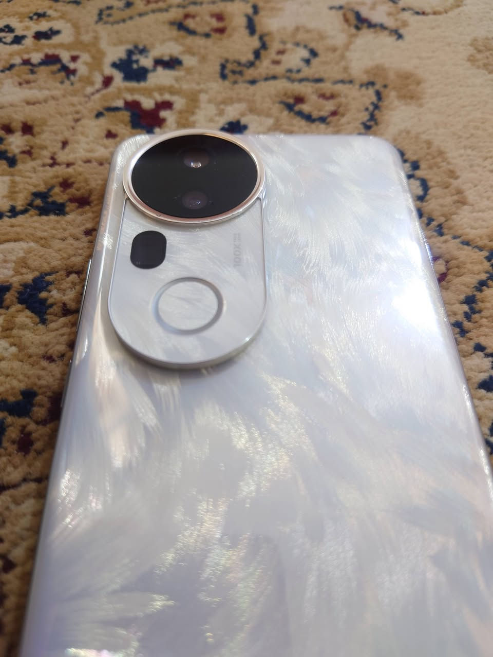للبيع جهاز Vivo S20 Pro مستعمل (كسر كارتونة)، مدة الاستخدام 40 يوم تقريباً.
◾ الأداء والنظام:
المعالج: +Dimensity 9300 (نفس معالج شاومي 14t pro)
التخزين: 256 جيجا بايت
الرام: 12 جيجا بايت
النظام: أندرويد 16

◾ البطارية والشحن:
السعة: 5500 ميلي أمبير
النوع: سيليكون كاربون الحديثة (وليست ليثيوم أيون)
سرعة الشحن: 90 واط

◾ الشاشة:
النوع: AMOLED تدعم تدرج لوني 10bit (مليار لون)
الحجم: 6.67 إنج
الدقة: 1260×2800 بكسل
التردد: 120 هرتز
السطوع: 1600 شمعة (5000 شمعة تحت الشمس)

◾ الأمان:
بصمة إصبع تحت الشاشة من نوع Optical سريعة الاستجابة

◾ الكاميرات:
الكاميرات الخلفية 3 عدسات (أساسية Wide، وتقريب Periscope Telephoto، وزاوية واسعة Ultrawide) وكاميرا السيلفي جميع الكاميرات الأربعة دقتها 50 ميجا بيكسل وكلها كاميرات فلاقشيب وليست متوسطة، تدعم HDR والتصوير بدقة 4K بمعدل 60 إطار (بما فيها كاميرا السيلفي)

نظافة الجهاز 100% وسعة البطارية (صحة البطارية) 100%

الملحقات كاملة بلادية (الكرتونة الأصلية، الشاحنة الأصلية، والكفر الأصلي)

السعر: 550 ألف (وبيه مجال بسيط)

اخوان قبل ما تكسر بالسعر ترا الجديد بـ 650 ألف (يم علاء شاومي)، والاستعمال ما كمل 40 يوم

المكان والتوصيل:
الأنبار - الفلوجة. (البيع تسليم يد بيد، لا يتوفر توصيل).

للتواصل والاستفسار المراسلة على الخاص، أو على الواتساب أو الأتصال على الرقم: ***********
