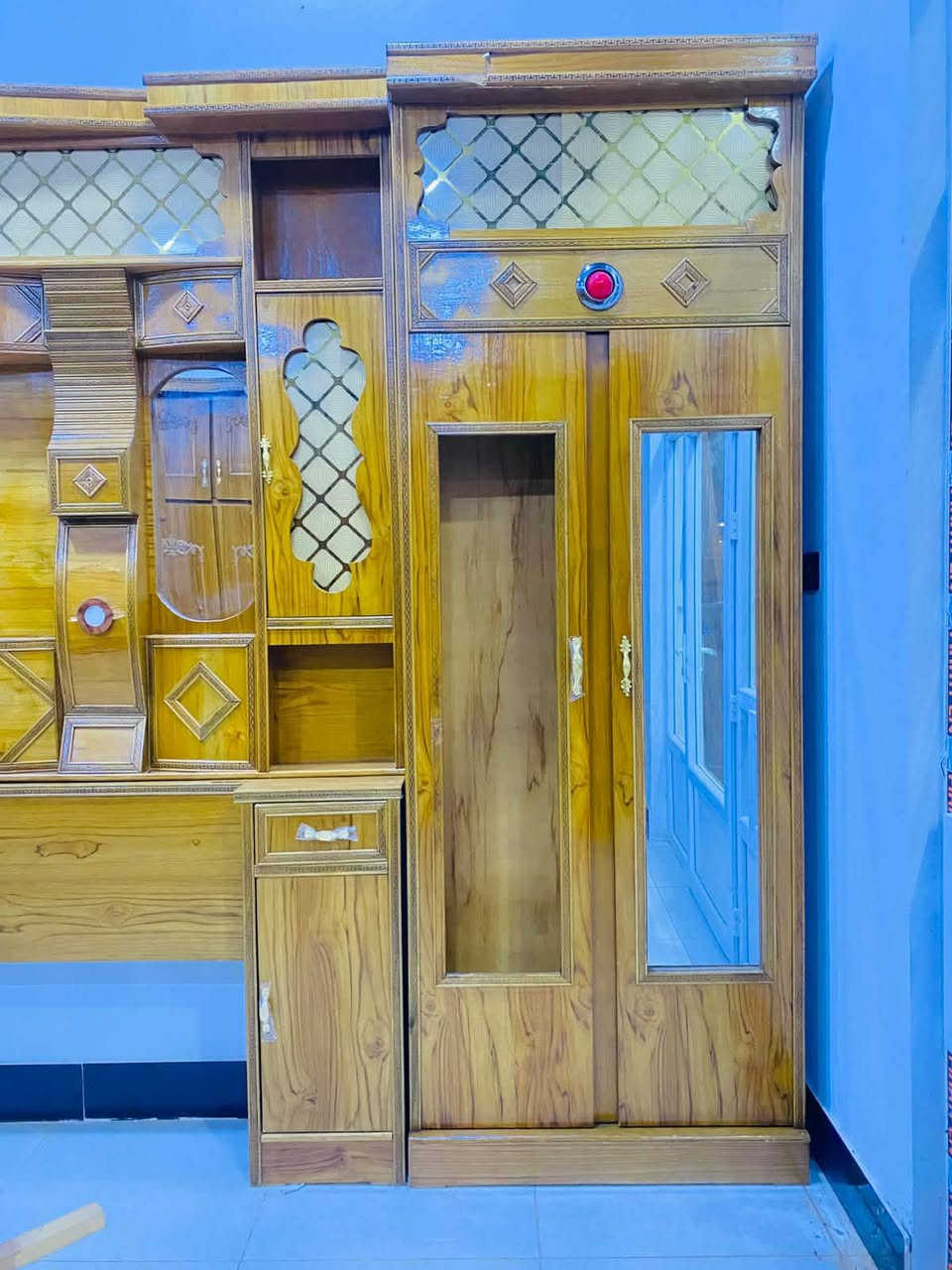 توجد غرفة نوم هودج خشب عراقي صاج نضافة فول متكونة من 6قطع السعر 800العنوان الرمانة الاستفسار علرقم ***********
