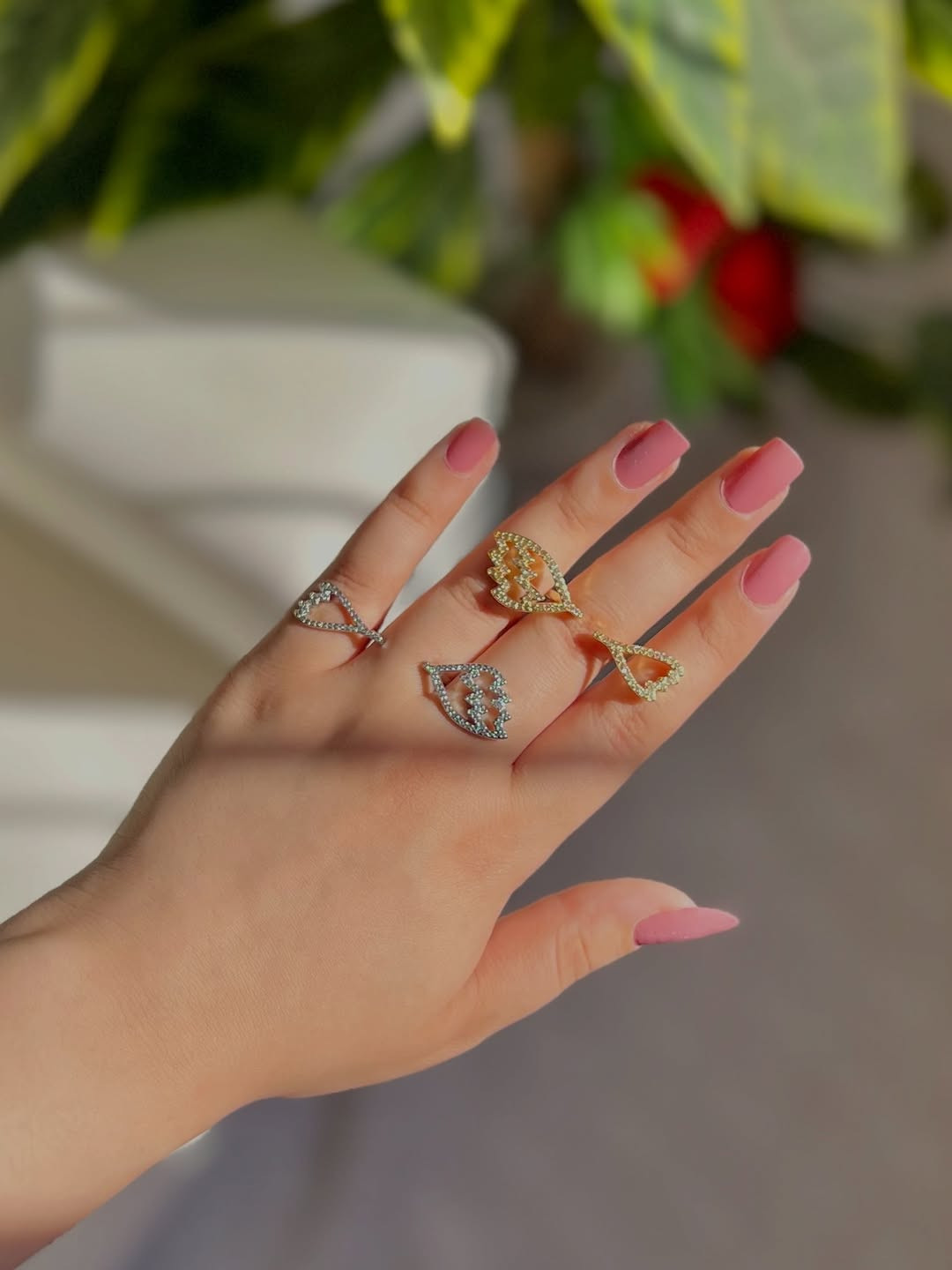 محابس زاركون فري سايز يجننون🥺🎀

نص مكتوب في الصور:
- الجمال يلي تستاهلة أيدج 🏯🥺
- اقلبي للموديلات 🦋👍