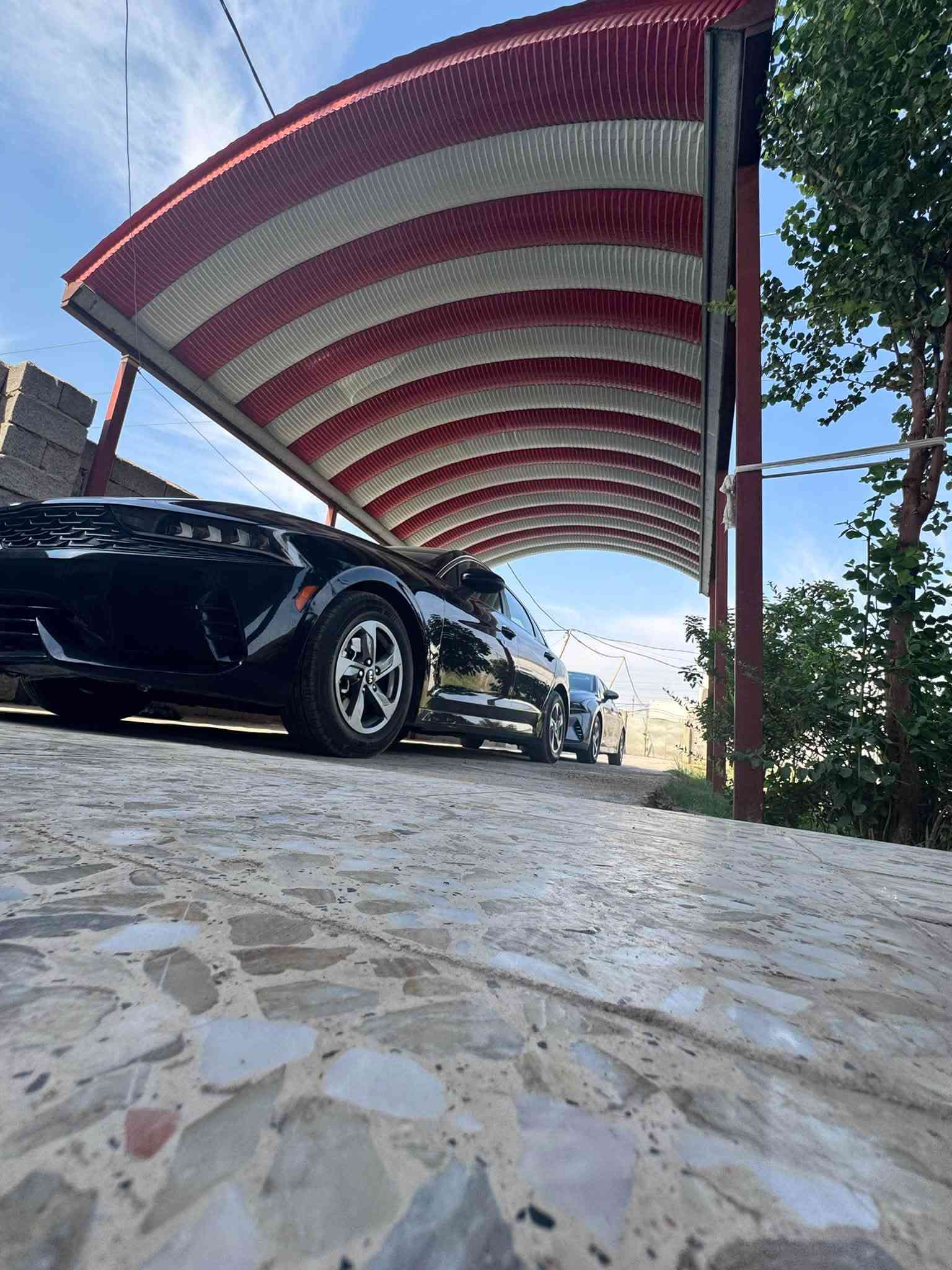 اعاده النشر بسبب الوعود الكاذبه. 
يخوي مو شراي لا تعبني ولا ضل تعامل 

للبيع: Kia K5 موديل 2021 (فئة LXS) فول ماعده  البانوراما وارد امريكي  رقم واسط معوقين اقل سنه وصير حره حتدثها قبق جنطه فقط ومبدل وكاله من الشركه  مكانها واسط نعمانيه السياره مكفوله ماعده الجنطه مبدله صور الحادث بلمنشور

السعر 120 وبيها  مجال للشرايه 

او مراوس بسياره عاليه. او جارجر 
🚗 المواصفات الأساسية:
 المحرك: 1.6 لتر تيربو (نشط وقوي واقتصادي بنفس الوقت)، بقوة 180 حصان.
 ناقل الحركة: أوتوماتيك بـ 8 سرعات لراحة القيادة وسلاسة الغيارات.
 نظام الدفع: دفع أمامي (FWD).
🛡️ أنظمة الأمان والراحة:
 نظام الحفاظ على المسار والتحذير من الاصطدام الأمامي.
 نظام مراقبة النقطة العمياء والتنبيه عند الرجوع للخلف.
 شاشة لمس قياس 8 إنش تدعم Apple CarPlay و Android Auto.
 مقاعد قماش مريحة جداً مع تكييف ممتاز وفتحات تهوية خلفية.
 أنظمة قيادة متعددة لتناسب كل الطرق.
✨ حالة السيارة: السيارة نظيفة وجاهزة للاستخدام وما بيها أي نقص.
📞 للاتصال والاستفسار:
يرجى التواصل على الرقم: [***********] أو عبر مراسلة الصفحة.
