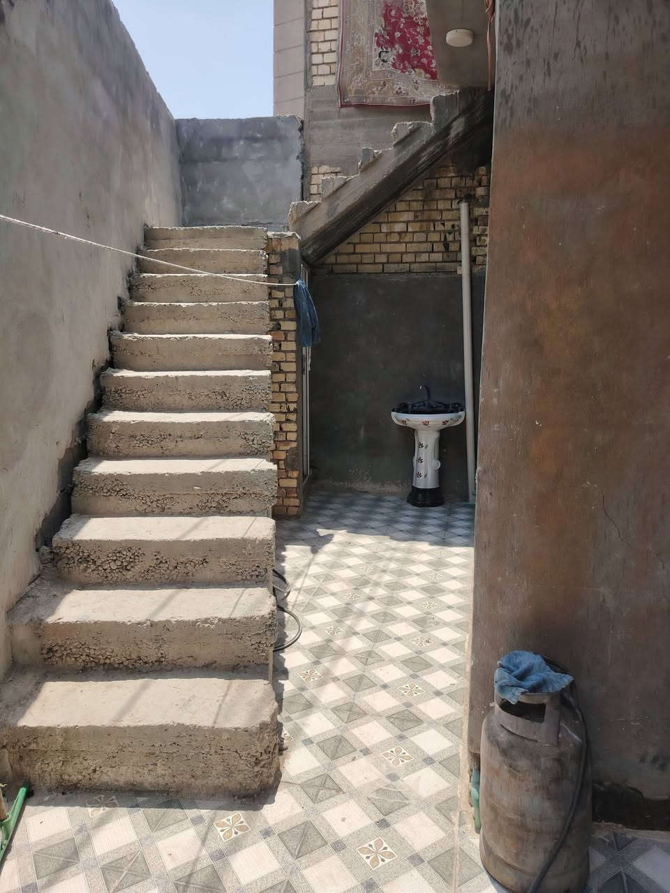من رخصت الادمن المحترم بيت 180 متر طابقين الجوه كامل غرفتين صاله كبيره استقبال مطبخ خدمات اما الطابق الثاني بي نواقص السقف مال طابق الثاني سندويج ويراد ترتيب البيت موقعه حلو المسيب خلف شيش الحاج فاضل الغانمي مقابل البانزيخانه الميقات السعر 65 وبي مجال قليل ***********
