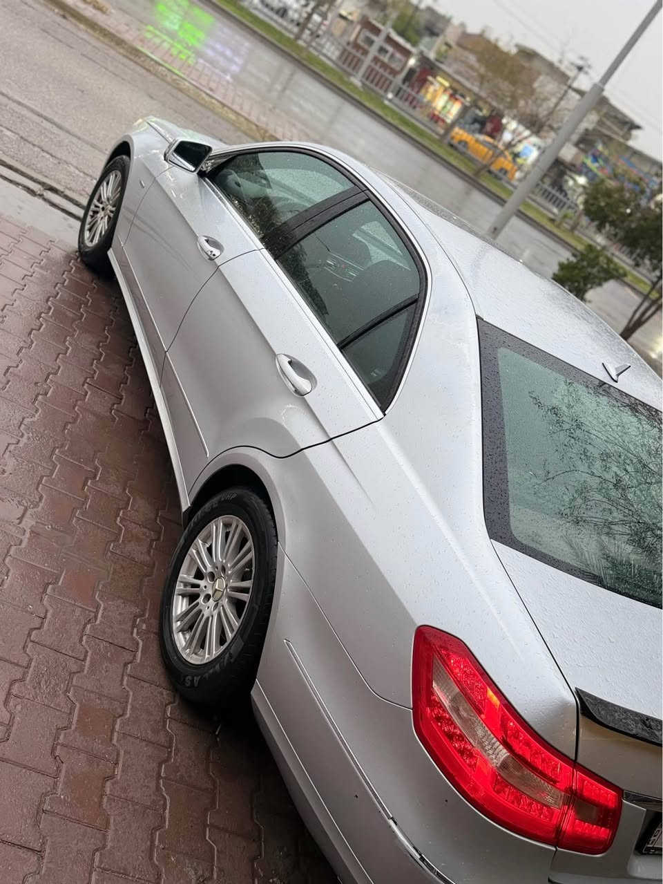 سلام عليكم ورحمة الله وبركاته 
سيارة مارسدس E200
موديل 2010
فول مواصفات 
سلايت 
شاشه بلوتوث 
تحكم استيرن 
اربع تايرات جديدة 
محرك ٤ و توربو 
الضرر / ربع بونيد + جامرلغ سكن +  تكمة خلفي طرف السائق صبغ يوجد في الصور تقرير السيارة  كامل مكمل بطاقة بنزين و صدر جديد و بطارية جديدة موجود عالواتساب رجاءً اذا مو شراي لتخابر  اراوس حسب القناعة 

كوردي 
مارسدس E 200 2010 
فول مواصفاته  سلایت و رادار و شاشە 
مەکینەی cgi 
٤پستۆن و تۆربۆ 
دەفتەر بەنزینی هەیە 
٣پارچەی بۆیاغە لەگەل دوو بان هیلالی بێ ناو گرتن/
 چامرلغی سکن لەگەڵ روبعەک بۆنید و تکمەی پشتەوەی بستەک بی ناو گرتن تەنها بۆیاغ و بێ مەعجون گۆڕینەوە دەکەم حەسەب قەناعەت 

*********** كركوك, العراق
