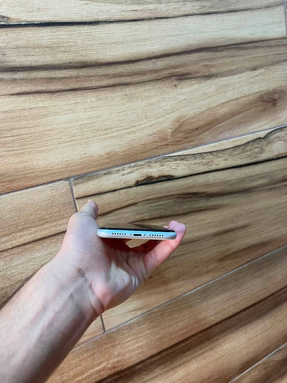 السلام عليكم.
iphone XR 
للبيع
اللون ابيض
نضافة 💯
مستبدل فقط بطارية 🔋 اصلية
ذاكرة 64 💽
كلة الجهاز نضيف وشغال معدا الظهر مفطر ومستبدل بطارية اصلية الشحن أنسى.
للبيع بسعر مناسب.
أو مراوس.
هـــــ.  ***********
موجود اتصال و واتس آب و خاص.
