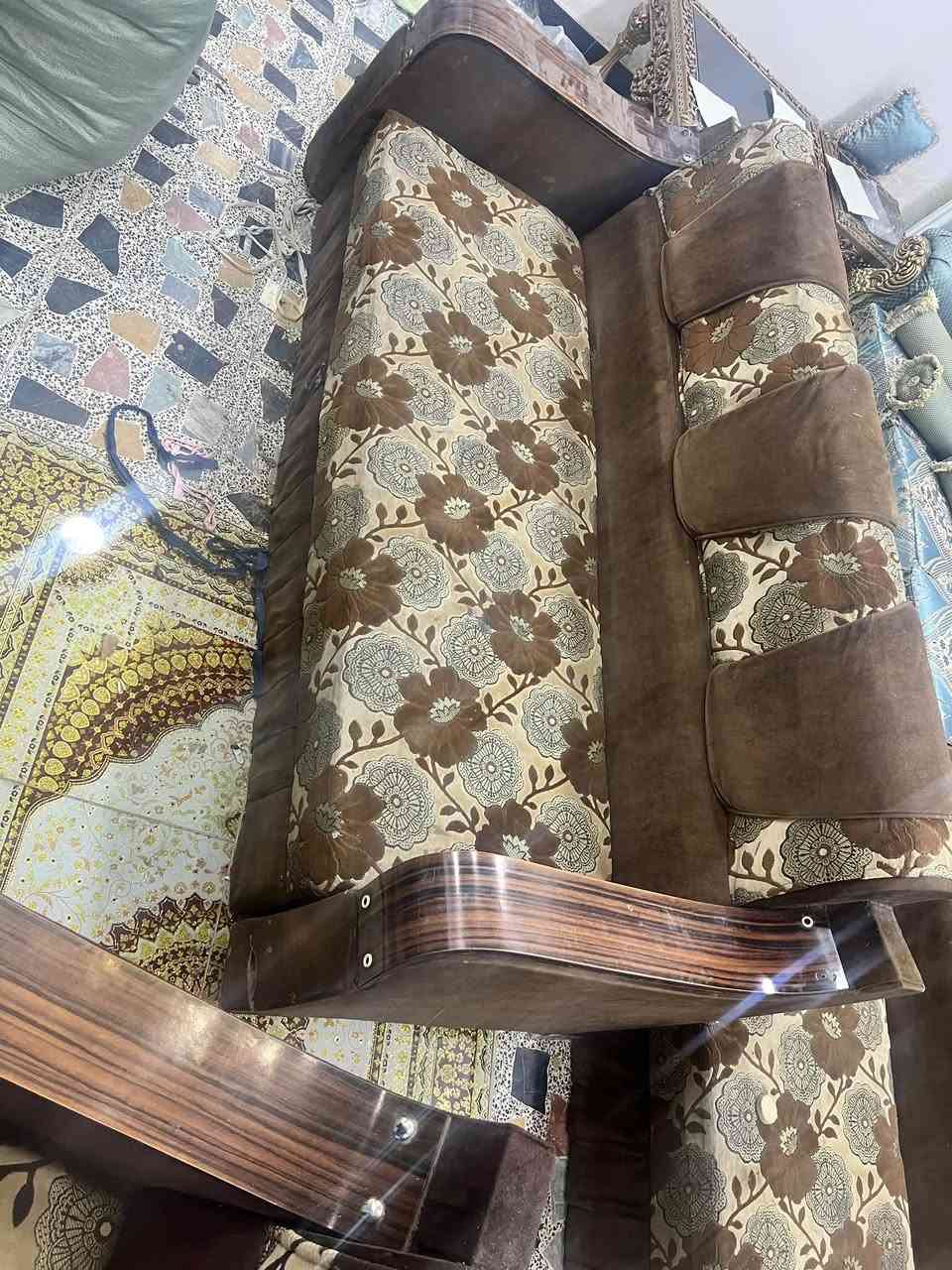 سلام عليكم
تخم دعش مقعد بي ضرار فقط تجوتين مشلوعة و حرق صغير  سعرة ٢٠٠ مكاني البلديات ه / ***********
