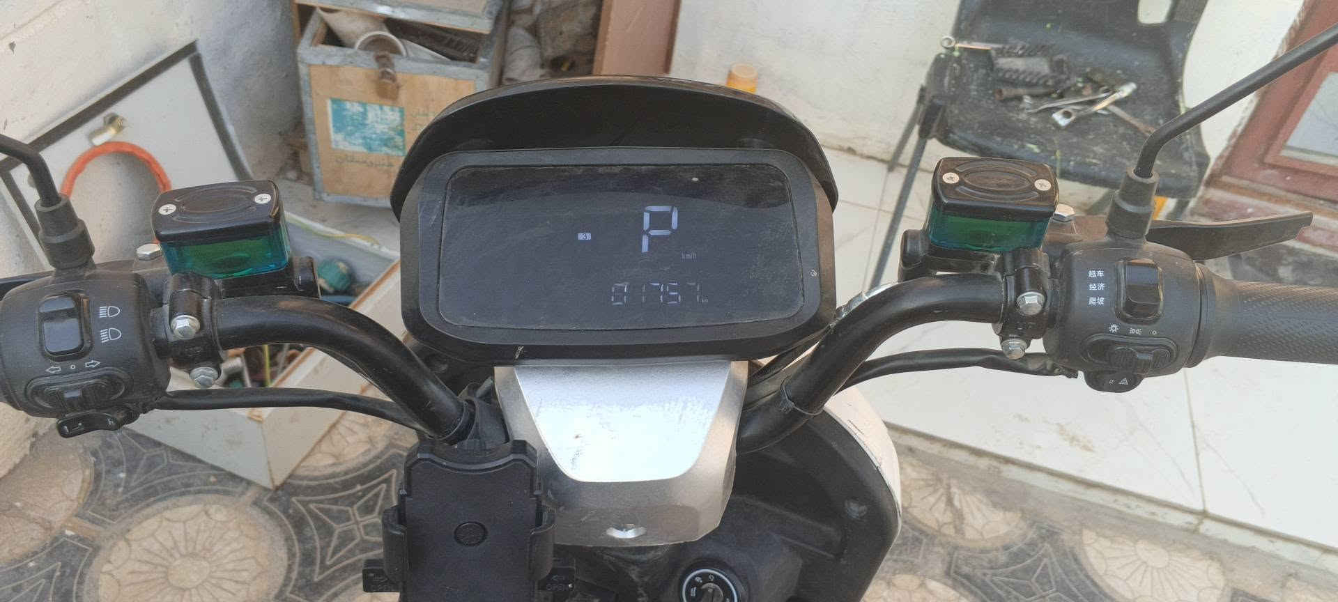 السلام عليكم دراجه R900 صارلها شهر طالعه من المعرض دراجه خير من الله بس بيها يطاريات 2 طافيات مدري شبيهن ف الدراجه واكفه متمشي السعر 450 وبيها مجال للاتصال فقط واتساب ***********
