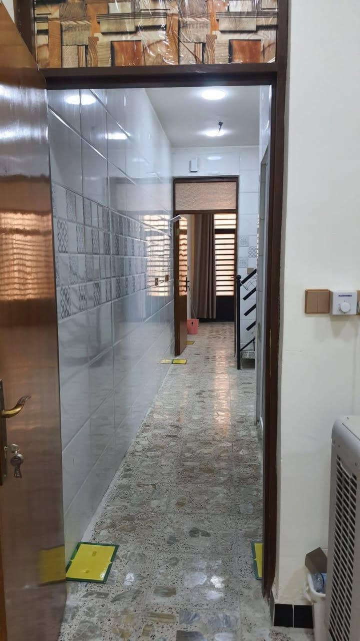 السلام عليكم بيت للبيع الحريه الثانيه محله 428 زيرو 50متر طابقين يحتوي غرفه وهول وخدمات جوه وغرفتين فوك وخدمات وسطحين تانكي موطور سخان السعر 120 معه المجال قليل اي استفسار ع رقم او خاص مكتب الامامين للعقار *********** الاستفسار
