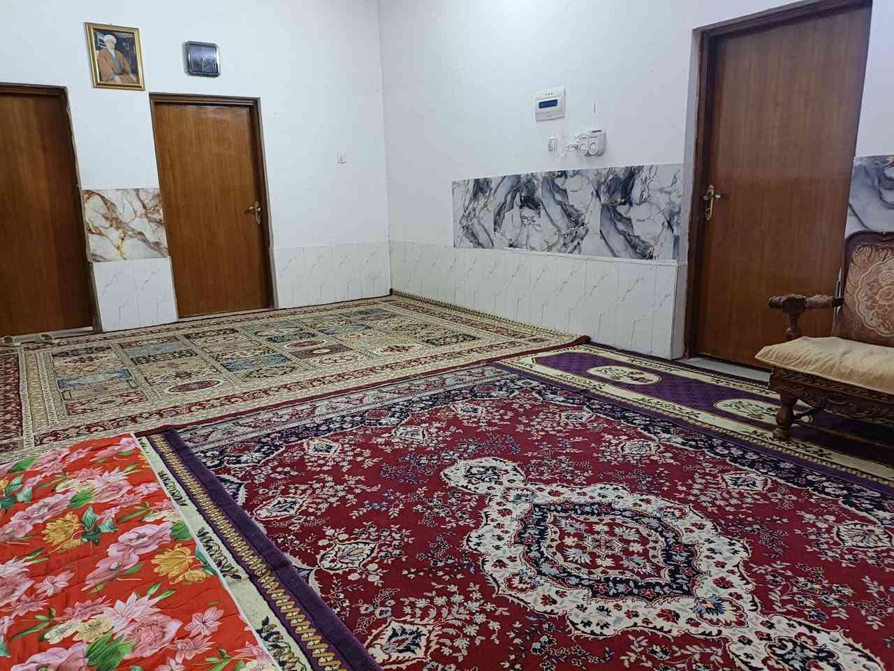 بيت للبيع في الكوفة في شارع المعمل في فرع سيد محمد ابو صريمة المساحة 800متر مربع 
البناء 225 حجر عدد الغرف 3 غرف نوم واستقبال وصالة ومطبخ مع صحيات داخلية عدد 2 وخارجية عدد1  الاتصال على الرقم *********** ابو جعفر
