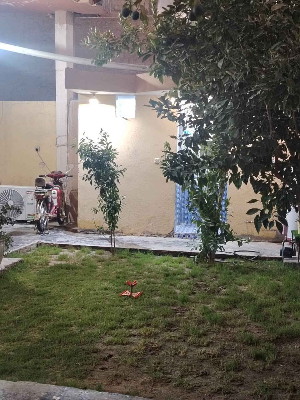 دار للبيع شارع 10نافذ ع ال40منطقة ال23مقابل الخباطه المركزيه مساحه 250 طابقين  السعر 125
***********
