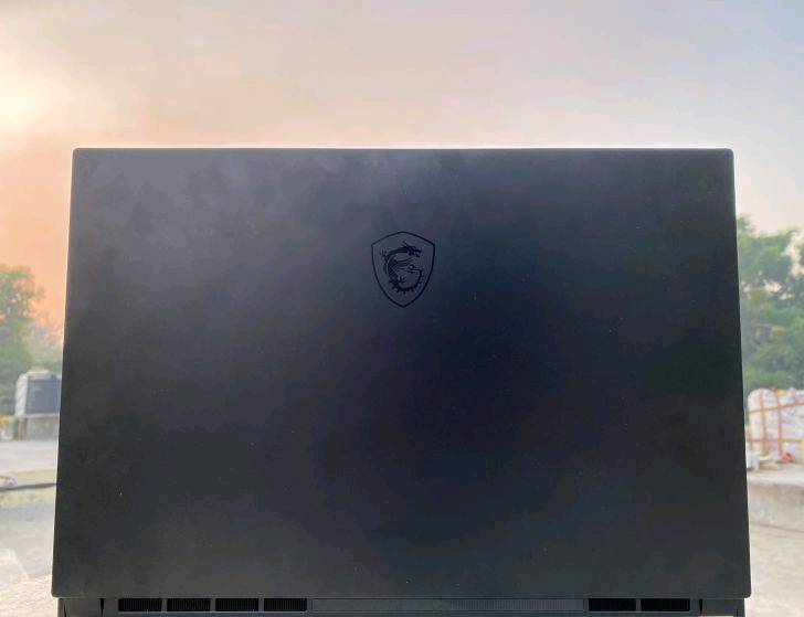 لابتوب العاب جيمنك: MSI Stealth GS66  
​المعالج (CPU): Intel Core i7-10750H (الجيل  العاشر، بقوة وكفاءة عالية جداً للألعاب والتطبيقات الثقيلة).
​الذاكرة العشوائية (RAM): 16 جيجابايت.  
​التخزين (Storage): قرص تخزين سريع جداً من نوع NVMe SSD.  حجم 500
​الشاشة (Display): شاشة فائقة السرعة بمعدل تحديث 240Hz Ultra Fast، تمنحك سلاسة فائقة في الحركة والألعاب.  
​كرت الشاشة (GPU): NVIDIA GeForce RTX (2070 8g super max q)
​نظام التبريد: نظام تبريد متطور وفعال Cooler Boost Trinity+ للحفاظ على حرارة مستقرة أثناء الضغط العالي.  
​البطارية: بطارية ضخمة بسعة 99.9 واط/ساعة
شنو الحالة العامة للجهاز هسه؟ بيه أي خدوش، ضربات، أو مشاكل مخفية غير اللي مبينة بالصور؟: 
نظافة فول
الموقع بغداد الدورة  ولايوجد لدي توصيل 
