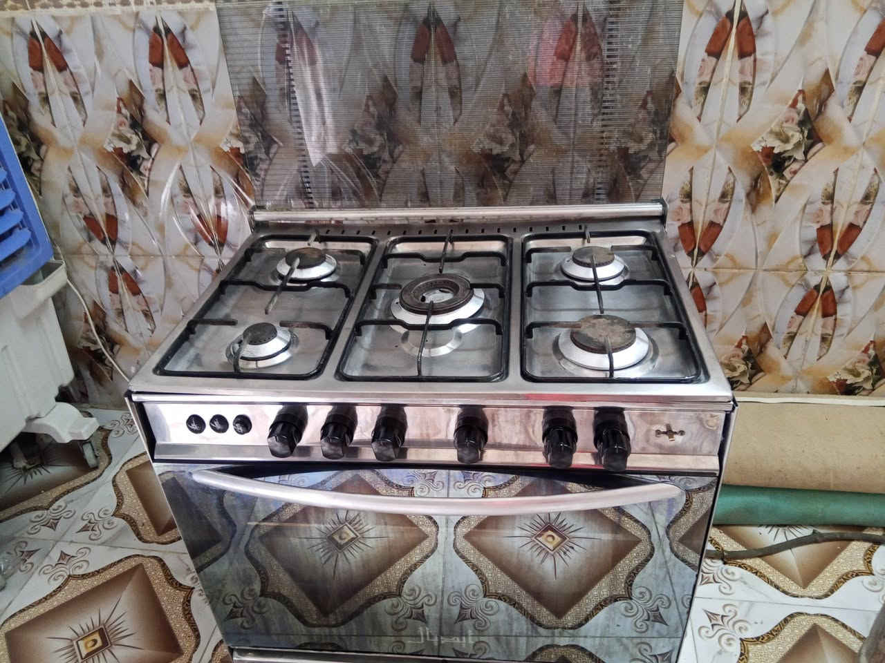 مكلف بنشر طباخ مصري شغال كامل عيونه افرانه الي يريده مكانه ناصريه ورقم صاحب طباخ ***********
