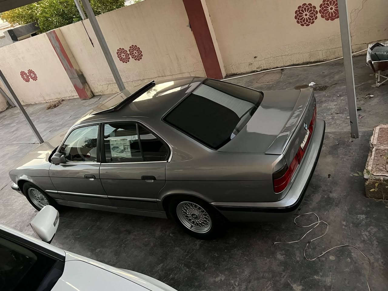 السلام عليكم شباب 
بيئم 525بلاد كير اوتماتيك اربع جام كهربائي موديل 1992سياره فول فول محدثه 1995تخم تاير و ويل سنويه سنه وشهرين ساقطه شرط التحويل والغرامات سياره خير من الله سعرها 52وبيها مجال ملاحضه السياره بيها ضربه بطرف السكن الامامي اني مكلف بل نشر رقم صاحبها ***********

نص مكتوب في الصور:
- 2 من 9