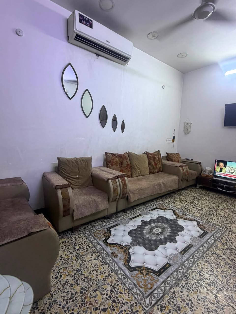 قنفات للبيع ب 150  عدد ٥
وبردات كامله ٣ وحدات مع السكه ب 

٧٥ الف 

علماً ان القنفات بيها اضرار 

بلديات

واتساب 

***********
