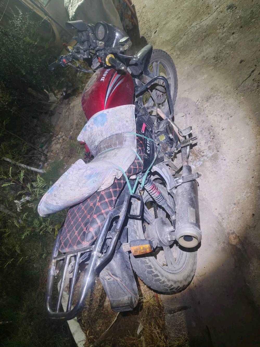 دراجة بوندا موديل 15 اوراق اصلية محور محرك دايوان ماكس 200cc  كهربائيات شغالة تخم تاير جديد كدام عينك اني اشتغل بيها بس هاملها مغاسلة الدراحة خير من الله ربع مذب عليها