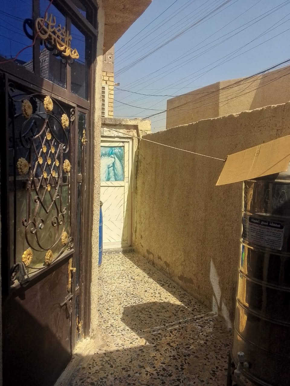 السلام عليكم بيت بحي البتول الزراعي قريب على التبليط مساحة البيت 100م مربع يحتوي على 2غرف وحدة جوة او وحدة فوك صالة استقبال محل صحيات داخلية خارجية السعر 50 وبي مجال للشراي ***********
