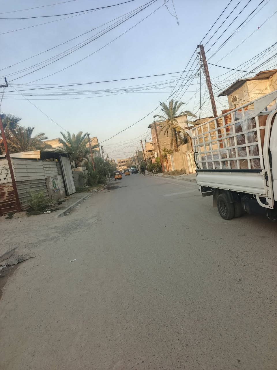 السلام عليكم بيت للبيع حي البساتين شارع اسواق دنيا قرب اسواق الصدرين مساحه 150 بناء صافي 100 يتكون من ستقبال +غرف عدد 2+مطبخ +حمامات عدد 3 للستفسار ‏‪***********‬‏
