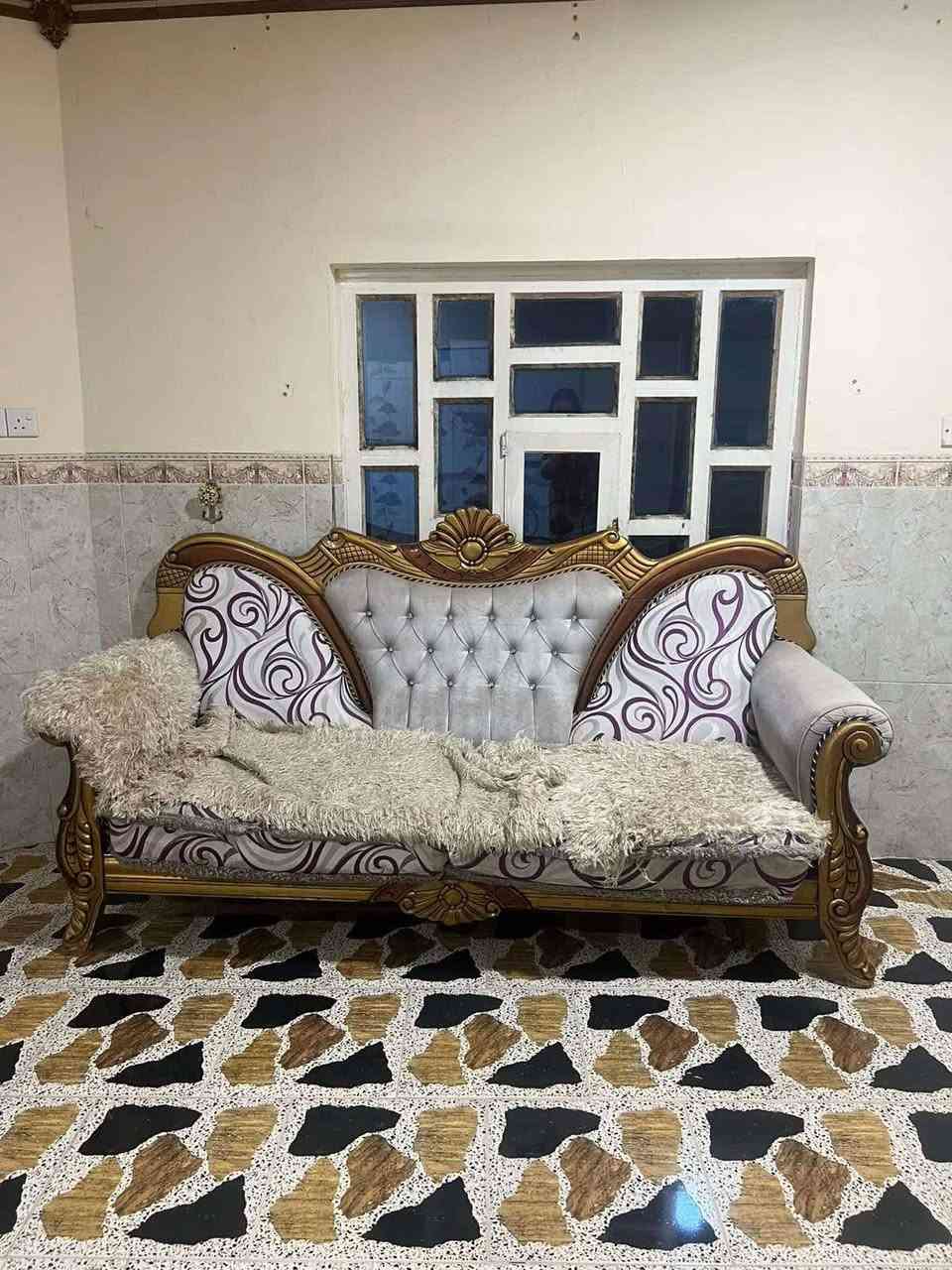 تخم قنفات ١٧٥ وميز ٤ كراسي وياه السعر ١٠٠ للاتصال ***********المكان بيجي حي الكهرباء
