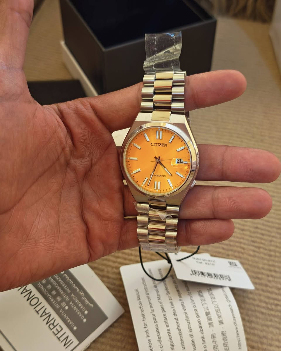 يا الله
ساعة سيتيزن تسويوسا أوتوماتيك (Citizen Tsuyosa Automatic، المرجع NJ0151-88Z أو الطرازات القريبة منها بمينا برتقالي/أصفر زاهٍ)، وهي ساعة رجالية ميكانيكية رياضية بتصميم عصري فاخر.أبرز المواصفات:حجم الهيكل: 40 ملم من الستانلس ستيل المقاوم للصدأ مع سوار مدمج ومريح.الميناء والزجاج: ميناء بلون برتقالي مميز مع زجاج من الياقوت (Sapphire Crystal) المقاوم للخدش، يضم عدسة مكبرة لنافذة التاريخ عند موضع الساعة 3.الحركة (الماكينة): حركة أوتوماتيكية ميكانيكية (عياّر ميوتا Calibre 8210) باحتياطي طاقة يصل إلى نحو 42 ساعة، ومقاومة للماء حتى عمق 50 متراً
***********

