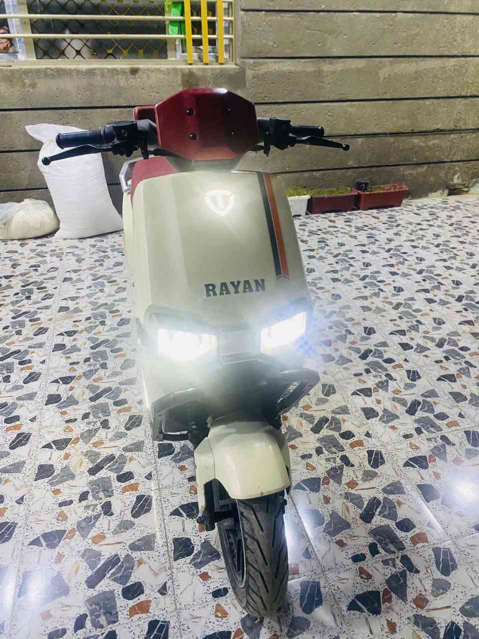 شحن • 6 بطاريات • 2000 واط