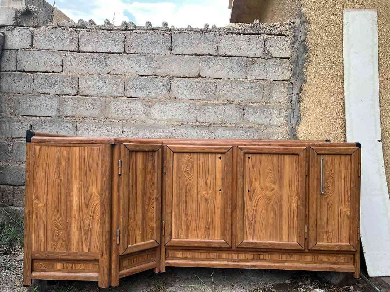 السلام عليكم كاونتر نضيف للبيع 
6 قطع زاويه و رف علوي يجي جوا طباخ 
و سنك بي حوضين طويل يجي فوكا هم رف علوي 
عله طوله مثل مموضح بل صوره 
وسنك ثاني هم بس حوضين 
نضيف بس اخذ وشد
للتواصل واتساب ***********
