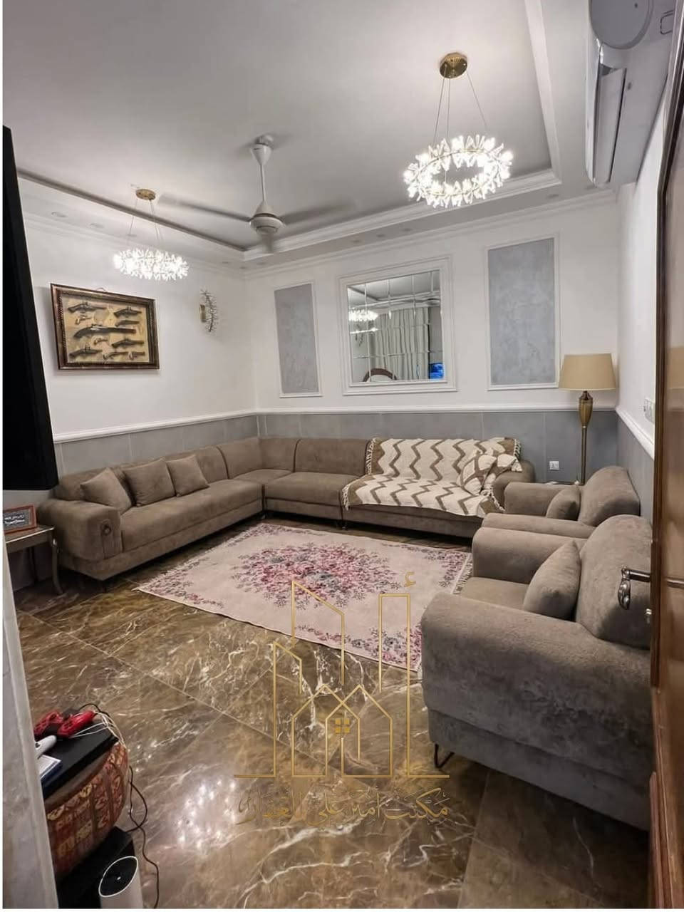 🏡 دار حديثة للبيع… أناقة وفخامة بكل التفاصيل
 المساحة: 128 متر - الواجهة: 5.20 متر

  ثلاث طوابق . 6 غرف نوم .3 حمامات صالة مطبخ

📞 للاستفسار: *********** واتساب
مكتب أمير علي للعقار

#دار_للبيع #المنصور #حي_دراغ

نص مكتوب في الصور:
- مكتب أمر على العقار
- مكتسب أميرك
- مكتب أمير علي للعقارات
- مكتب امير علي للعقار