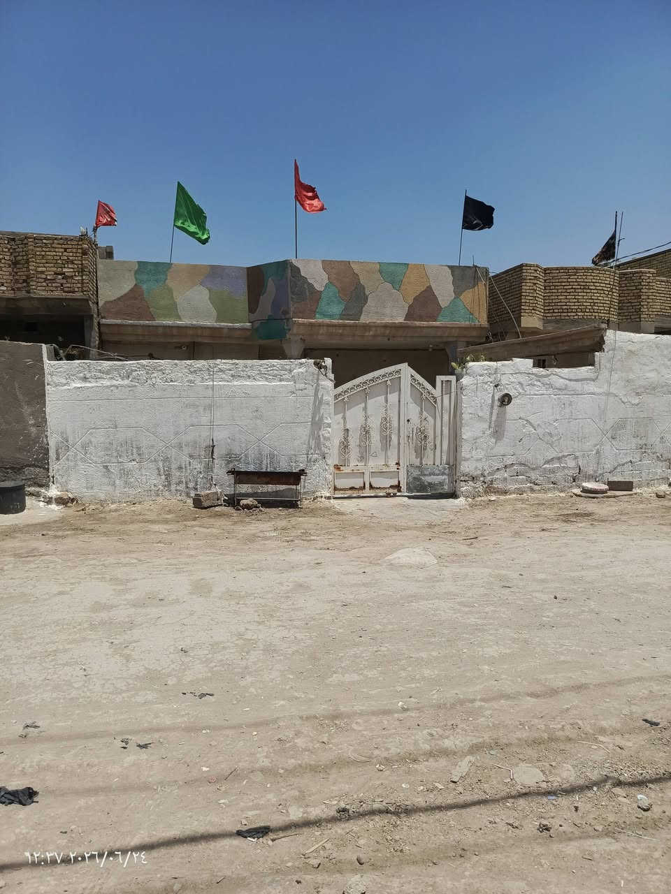 بيت للبيع بلكوت بشارع النفط مساحته 300 متر يحتوي على ثلاث غرف نوم وهول ومطبخ واستقبال وصحيات داخليه وخارجيه وحديقه وترك وستاره مبنيه وملبوخه كلها البيت سيراميك من الترك لحد باب البيت بناء بلوك كلار خدمات كامله مي ومجاري وكهرباء حديثه وخط ضوئي قريب عرض الشارع الفرعي ١٠متر 
للتواصل اتصل او راسل واتساب 
***********

