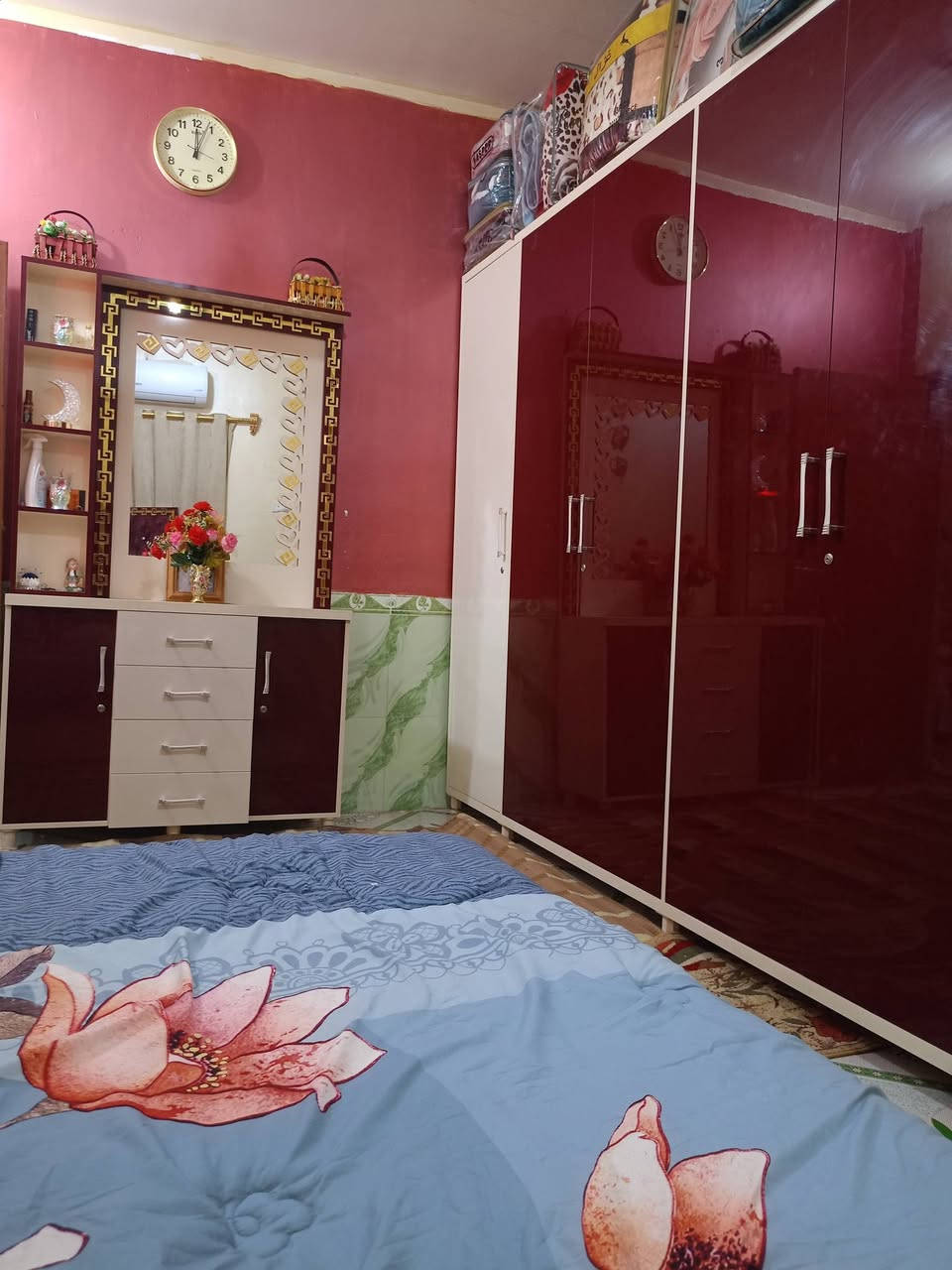 🏠 دار للبيع – فرصة استثمارية

📍 الموقع: تضحية، شارع الملعب، مقابل دائرة الأملاك سابقًا
📐 المساحة: 120 متر
📜 الملكية: طابو صرف

🏠 يتكون الدار من:

غرفتين نوم

استقبال

صالة

مطبخ

منور

صحيات

سطح مع شتايكر وستارة بارتفاع 2 متر

عگادة

🔹 ملاحظة: البيت خلفي، والدربونة بعرض 150 سم.
🔹 ميزة استثمارية: البيت يتأجر للطلاب الجامعة الوطنية.

💰 السعر: للاستفسار والتفاوض مراسلة خاص.
وتساب ***********
