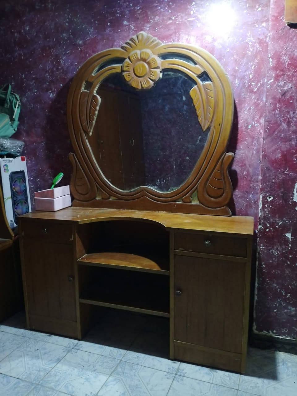 غرفه اخشاب قديمه السعر ١٥٠ بيهه مجال بسيط الرقم *********** بي واتساب
