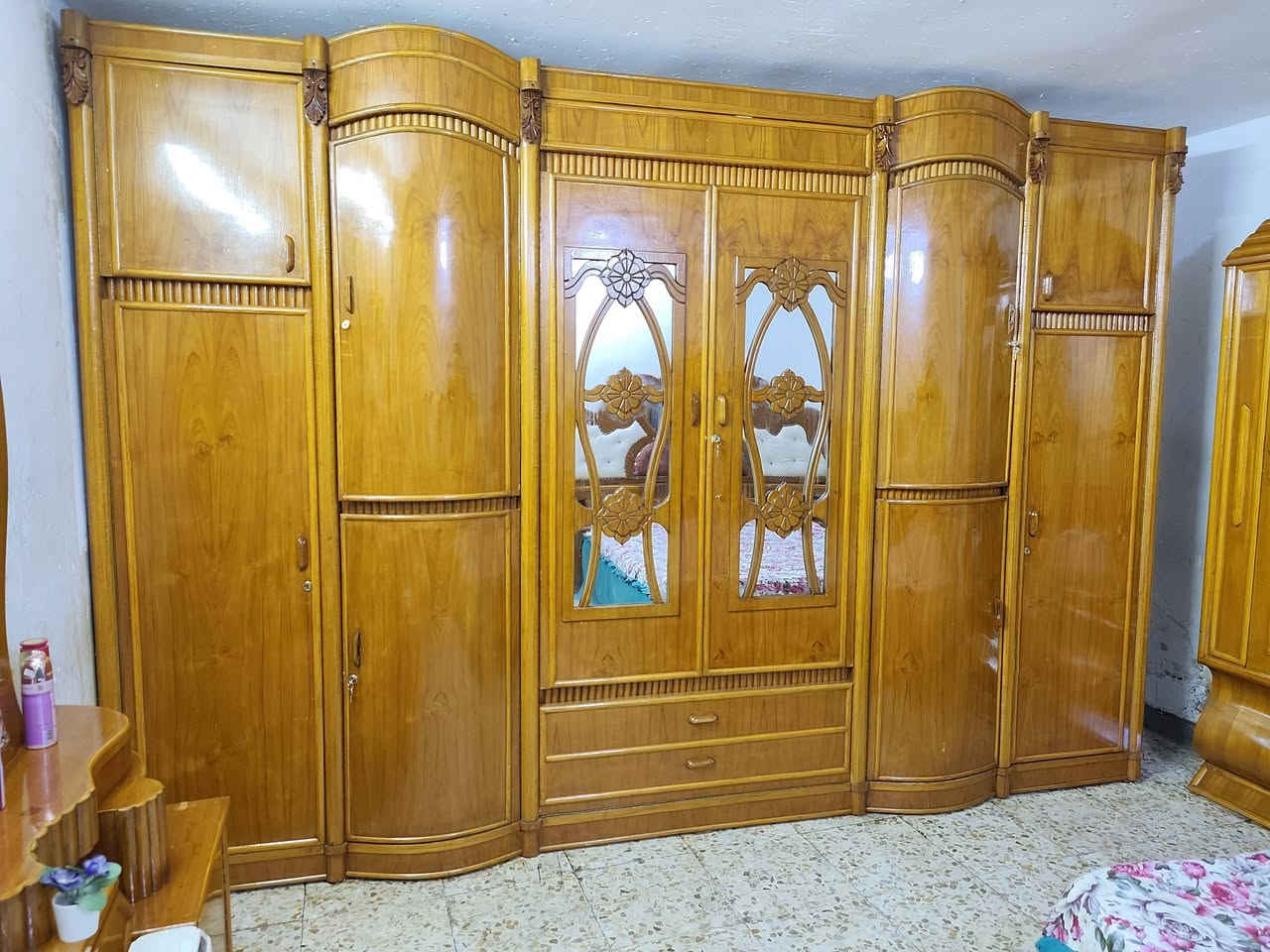غرفة نوم للبيع تسكام صاج داخل وخارج مابيها اي ضرر مكاني حلة شارع 80 قرب مدينة ألعاب ارض بابل ***********
