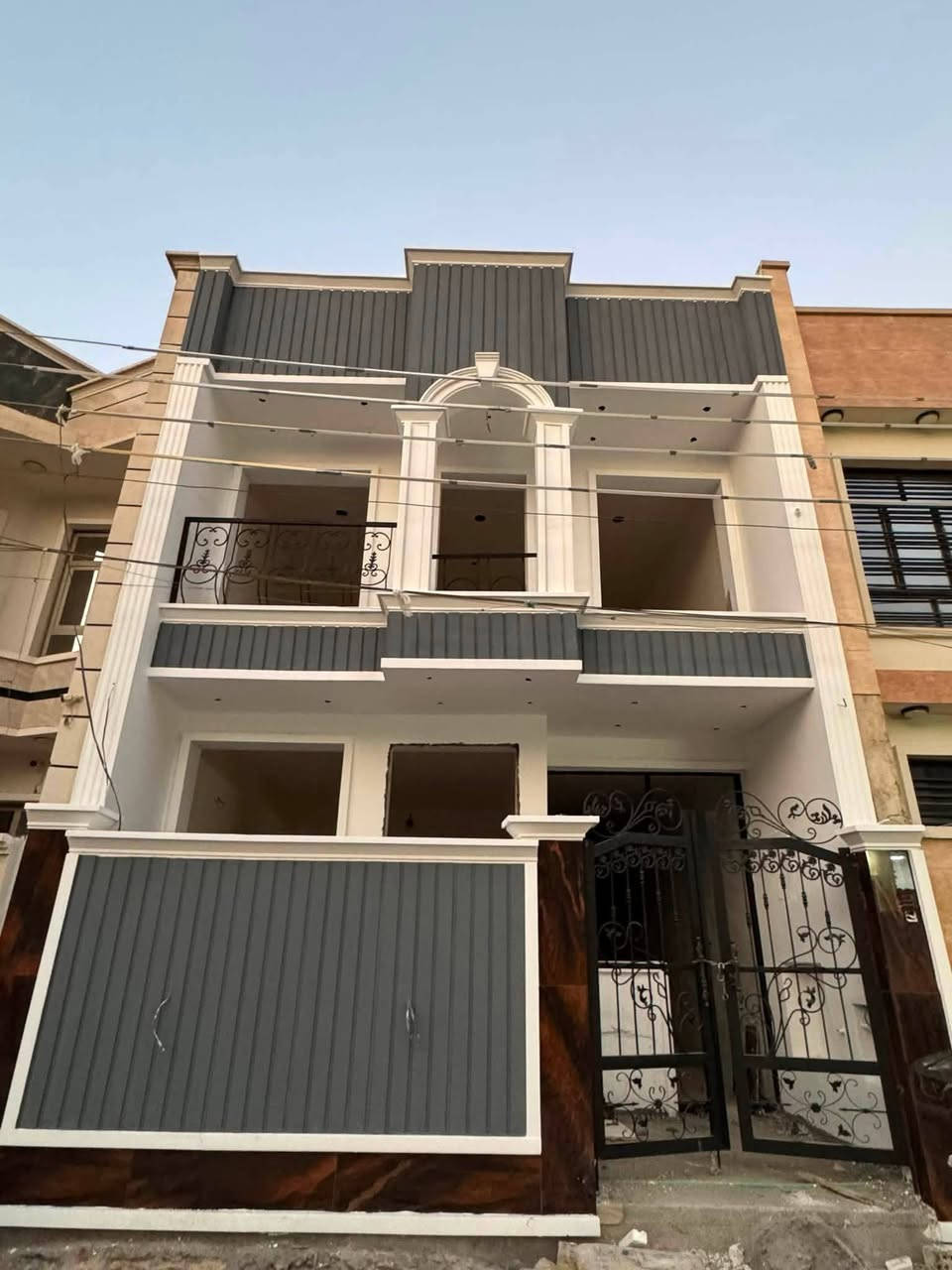 #مكتب_الشغف_للاستثمار_وتطوير_العقار
🏠#دار_للبيع   100متر واجهيه 6،25متر نزال 16متر
 بناء طابقين حديث 

يحتوي البيت. ع[3غرف نوم -استقبال -صحيات عدد 2- صالة- ومطبخ] البيت شغل درجة اولى 

🔶️مع كامل الخدمات
🔴ملاحضه البيت قيد الانشاء🔑

⬅️نوع العقار  طابو زراعي سند 25 اقرار محكمه 

📍العنوان #بغداد_الدوره_البوعيثه   
      مجمع شؤاطئ دجله 

🔴للاستفسار  خاص او الاتصال ع الرقم 
 
☎️***********
