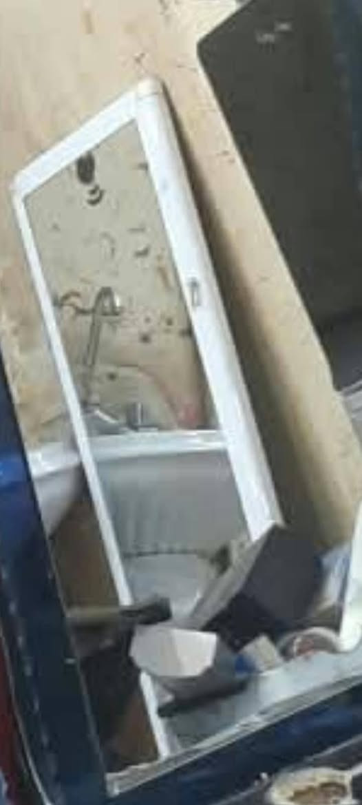 ثلاث مرايات للبيع اثنين كبار وحده زغيره ومرايا جبيره للبيع للإستفسار مراسله او الاتصال علا رقم واتس ***********
