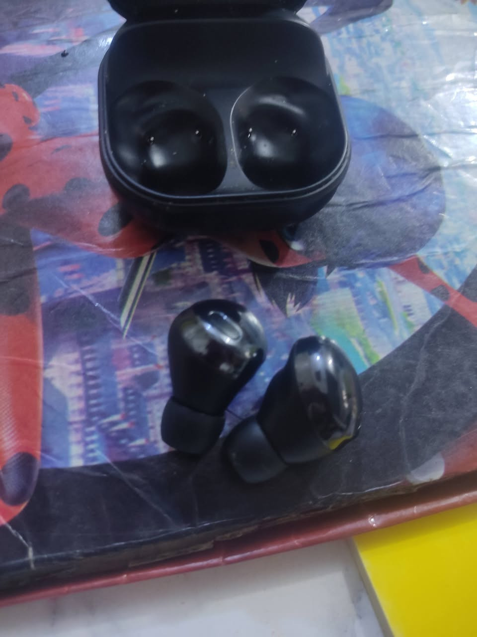 السلام عليكم سماعة  Samsung Galaxy  Buds Pro 2 السعر 125 بيهة مجال للشراي ***********
مواصفات وميزات السماعة:جودة صوت فائقة (Hi-Fi)
إلغاء ضوضاء ذكي (Intelligent ANC)
ميزة كشف الصوت (Voice Detect)
صوت محيطي 360 درجة 
شحن يدوم اذا مشغل العزل 5 ساعات 
بدون عزل 8 ساعات
