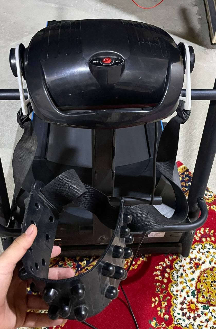 هذا جهاز سير كهربائي (جهاز مشي) رياضي من ماركة KING FITNESS FNOONSPORT متعدد الوظائف للاستخدام المنزلي.
هذا جهاز سير رياضي (جهاز ركض) 
متعدد الوظائف، وإليك أبرز مميزاته:
​شاشة رقمية (LCD): تعرض السرعة، الوقت، المسافة، السعرات الحرارية، ونبضات القلب.  
​تحكم بالانحدار والسرعة (Incline & Speed): أزرار تحكم سريعة للسرعة ومستوى الانحدار في لوحة التحكم وأذرع المقابض.  
​مستشعرات نبض القلب: مقابض مجهزة بحساسات لقياس نبضات القلب.  
​جهاز تدليك وهزاز ملحق (Massager): مزود برأس هزاز مع حزام تدليك للمساعدة في تفتيت الدهون ومساج الجسم.  
​حبل أمان (Safety Key): يتضمن مفتاح الأمان الأحمر للتوقف الفوري عند الطوارئ.
يحمل عادةً وزناً أقصى يتراوح بين 120 إلى 130 كيلوغراماً
 
📌 السعر : 300 ألف وبي مجال للاستفسار خاص 
او الاتصال على رقم ***********
