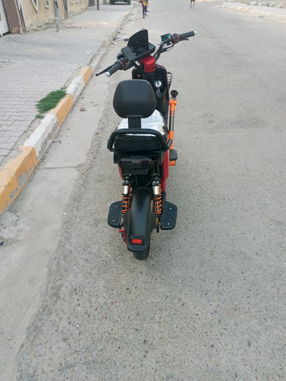 السلام عليكم 
دراجه شحن للبيع استعمال قليل
النوع R9 PBO HIS
فول مواصفات السرعه في الشاشه 99 وهمي حقيقي 60-70 حسب الوزن وتحمل 
وزن  150-200 كيلو 
البطاريات عدد 5 32 امبير 
دبل اشاره لايت بوما اربع الوان
وعالي لونين تجوى ومرايات 
كاربون فايبر ابريكات دسك 
دهن ودبلات غاز وشاحنه وياها سعرها 535 الف وبيها مجال
مكاني بغداد المحموديه الرقم ***********